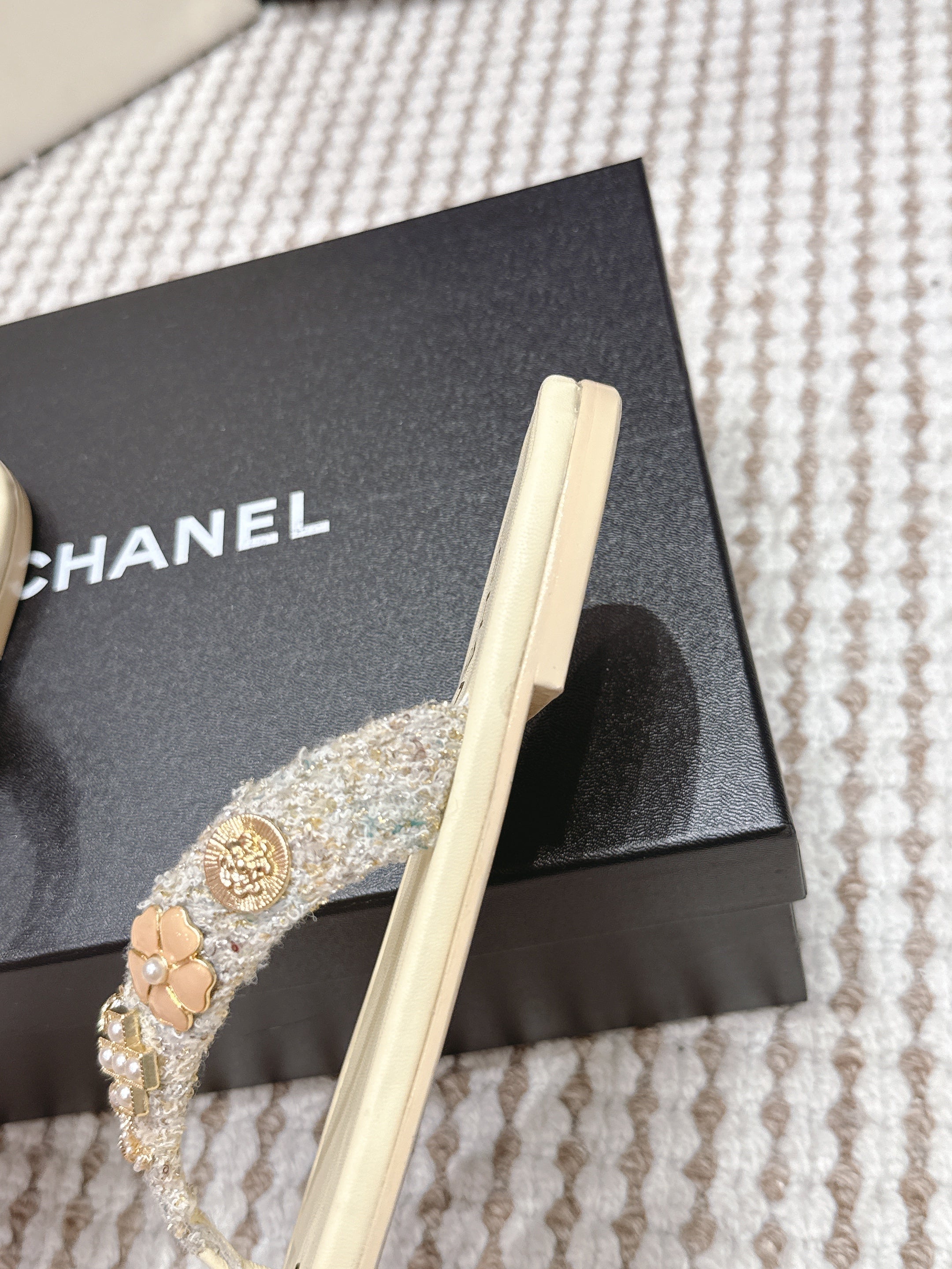 CC 26s Flip-Flop Beige With Multicolor Tweed Sheepskin 632365