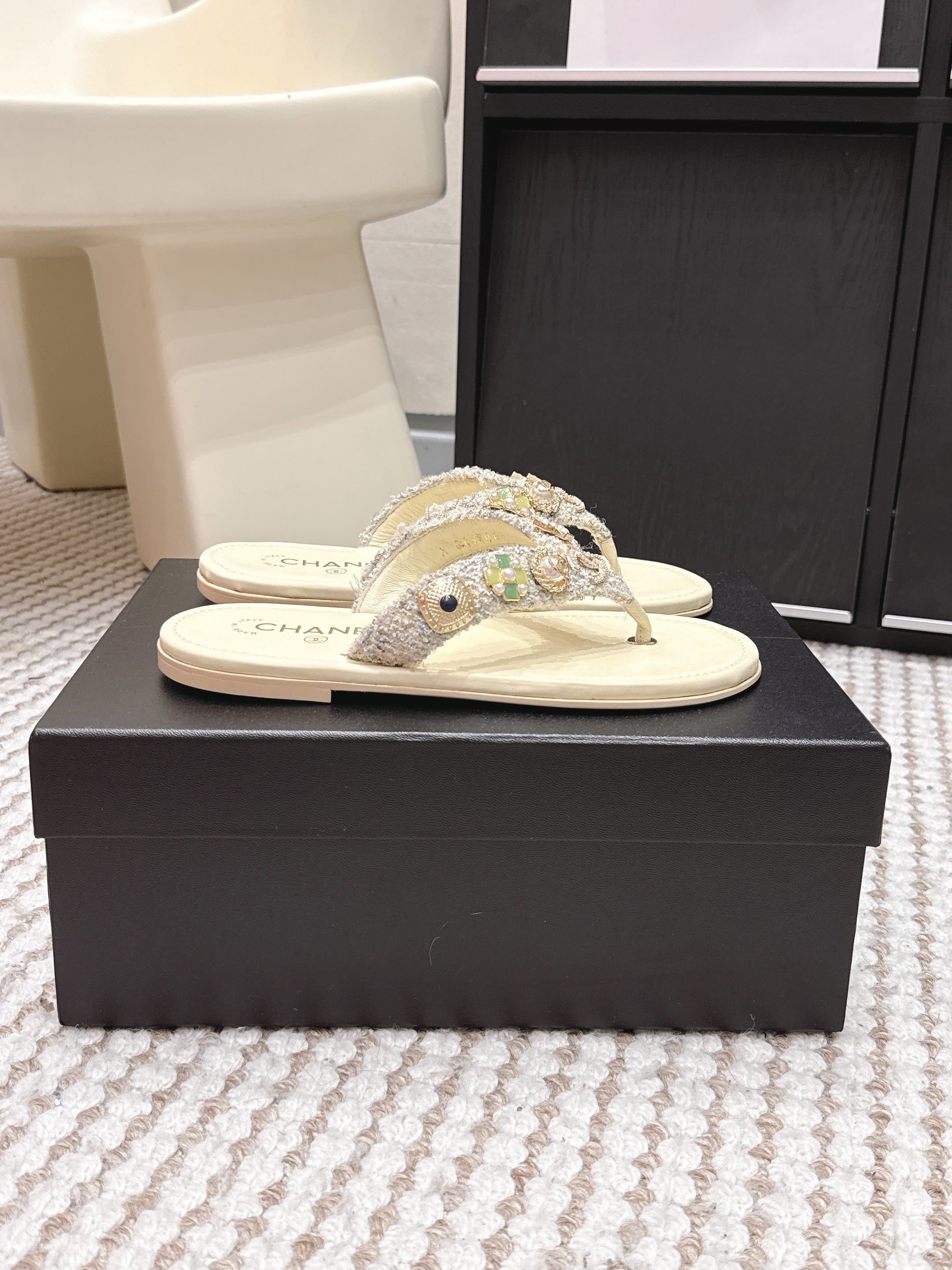 CC 26s Flip-Flop Beige With Multicolor Tweed Sheepskin 632365