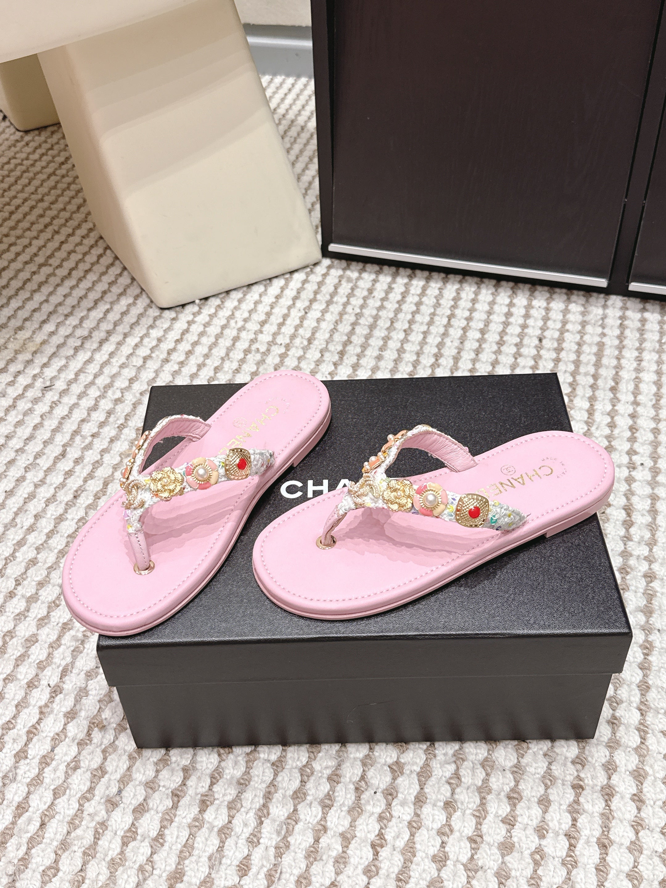 CC 26s Flip-Flops Witch Charm Pink Tweed Sheepskin 632367