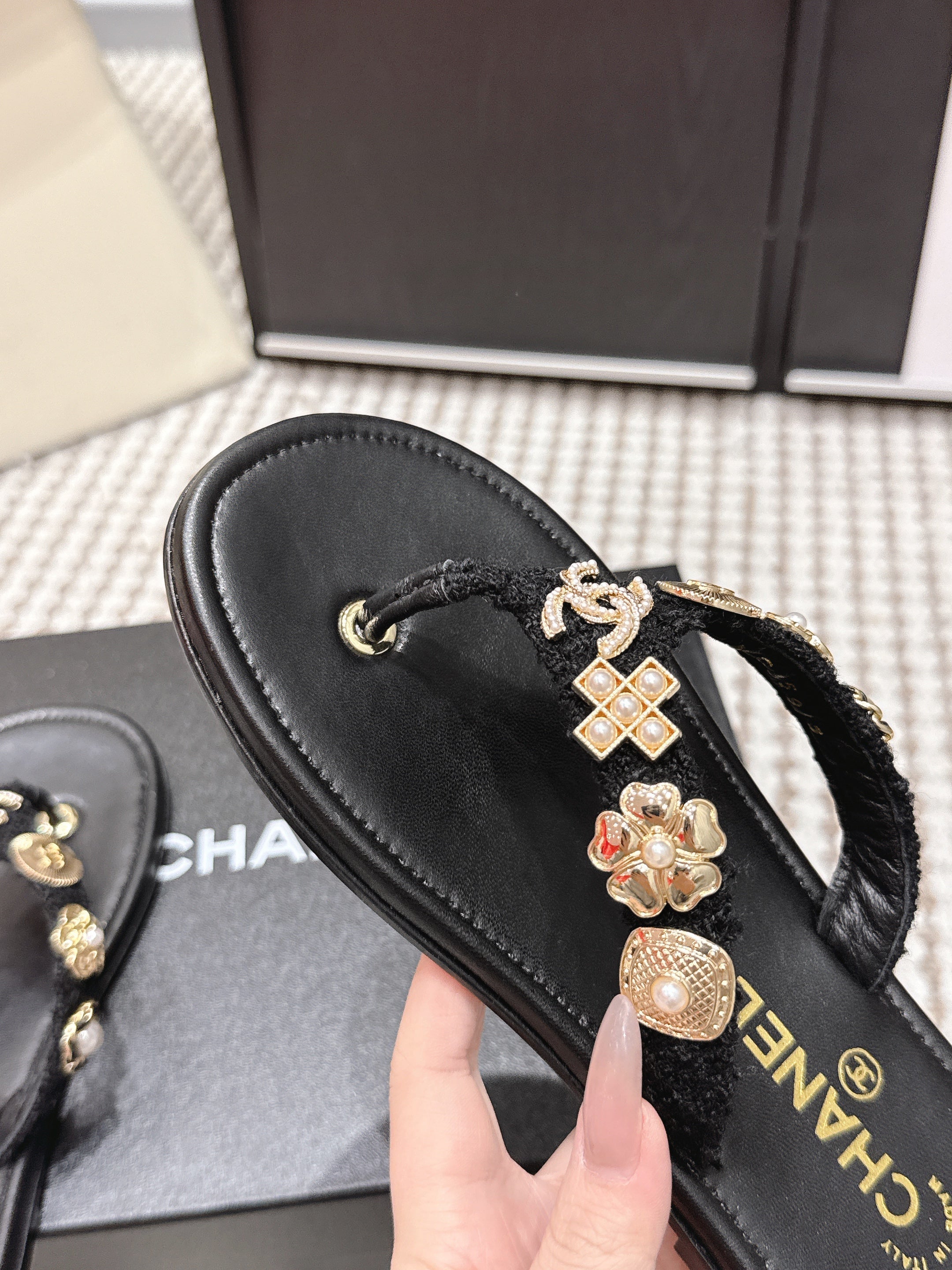 CC 26s Flip-Flops Witch Charm Black Tweed Sheepskin 632369