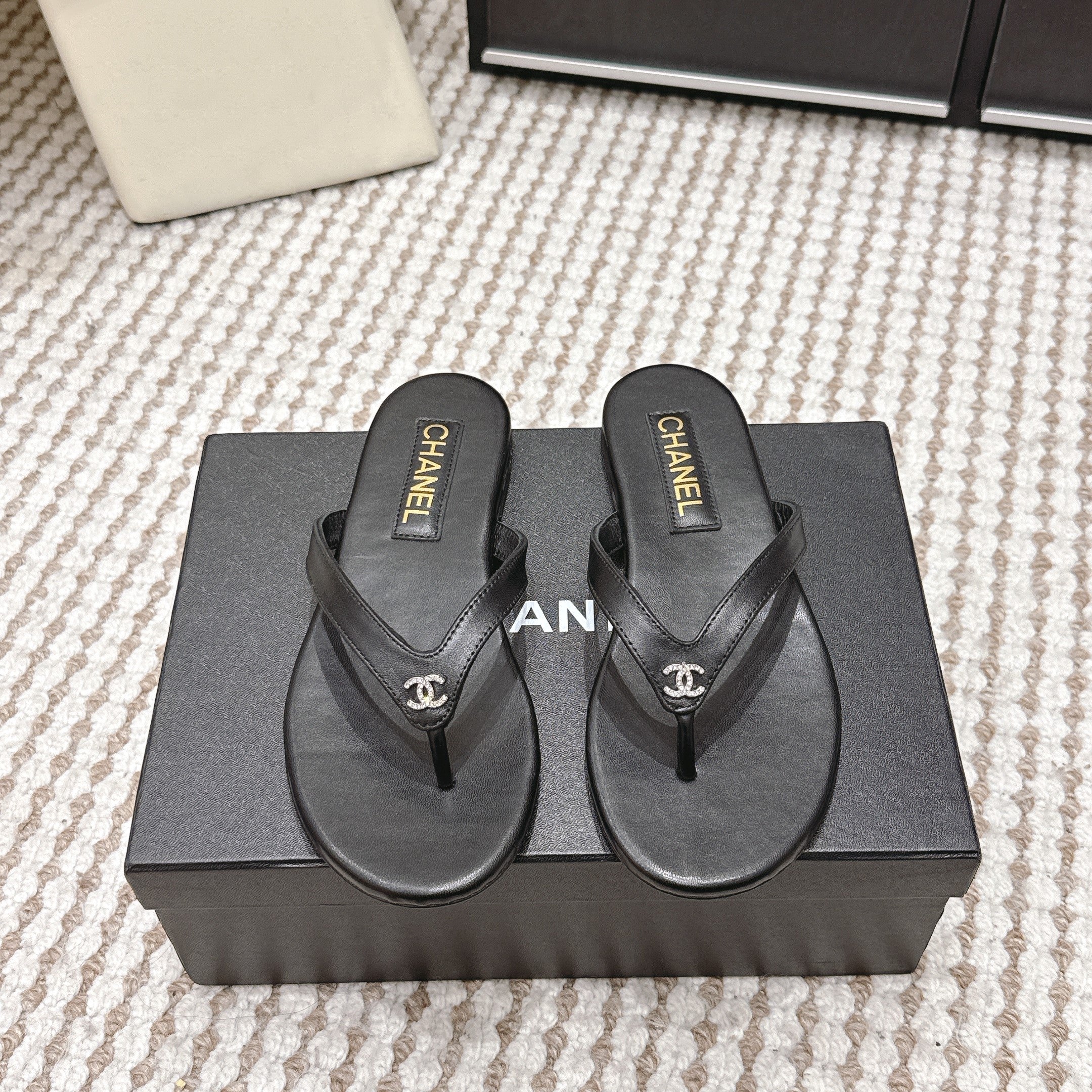 CC 26ss Flip-Flops Black Sheepskin 653598