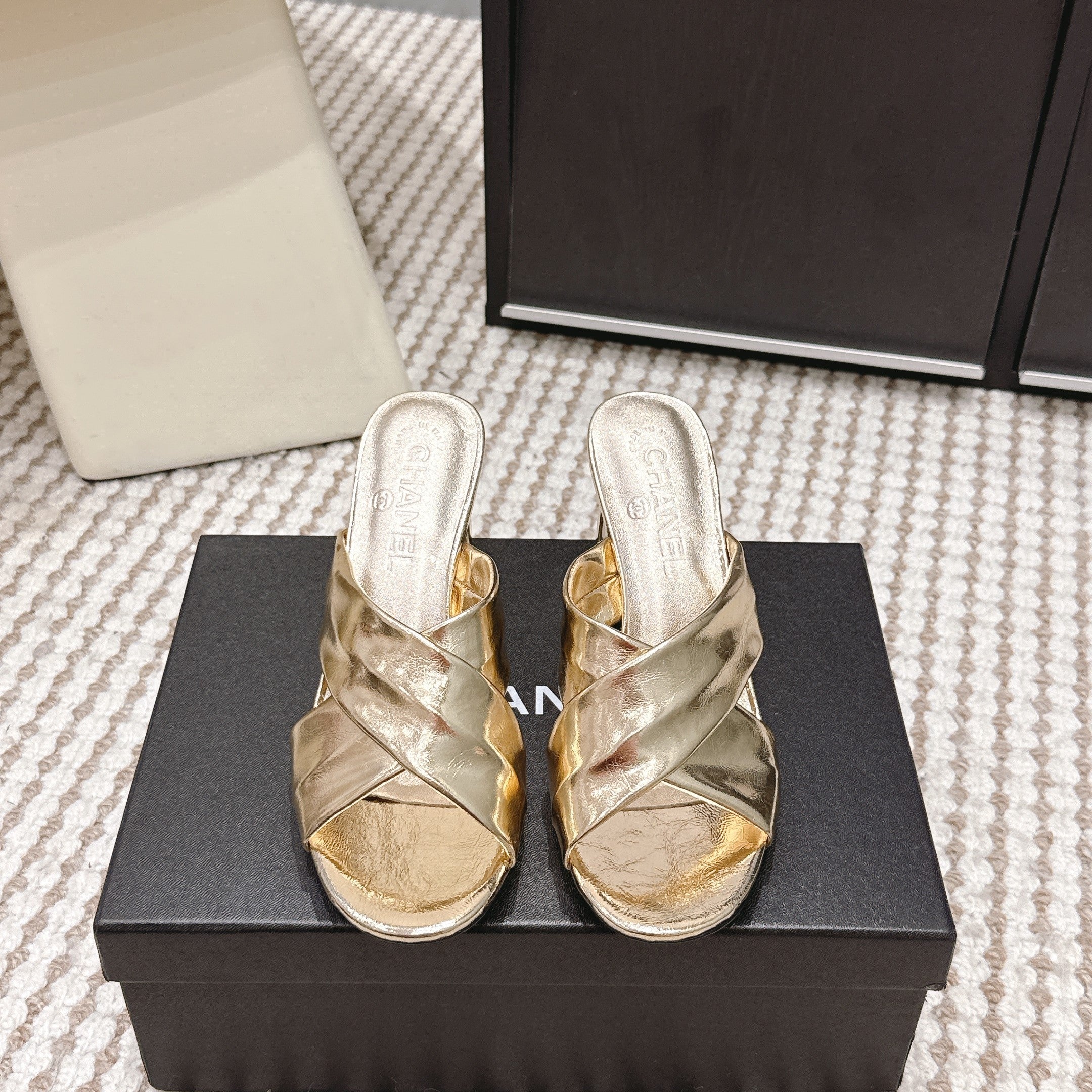 CC High-Heeled Cross-Strap Sandals 7.5cm Gold Glossy Leather 721587