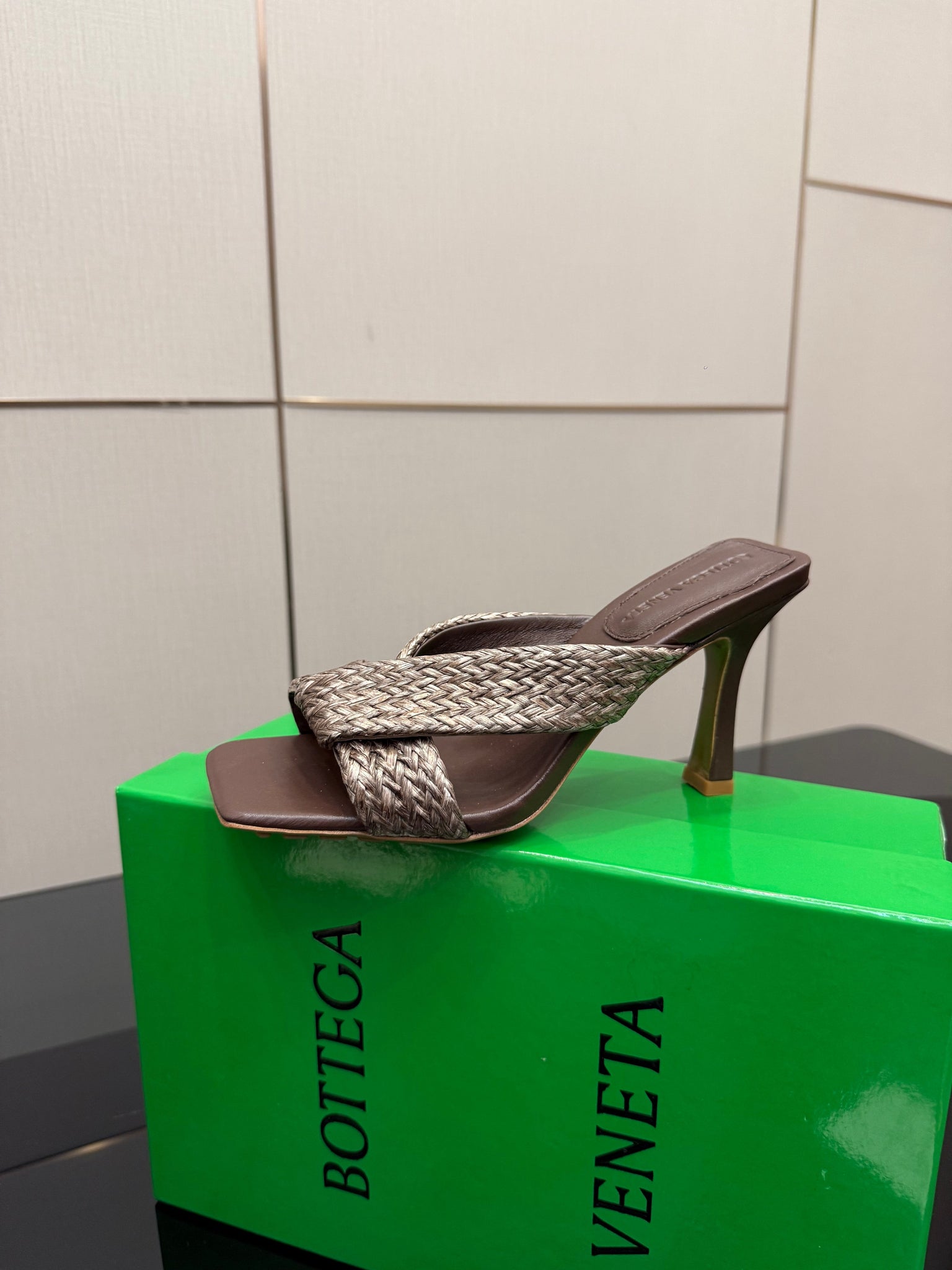 BV 26s Heeled Sandals 9.5cm Dark Brown Calfskin Raffia