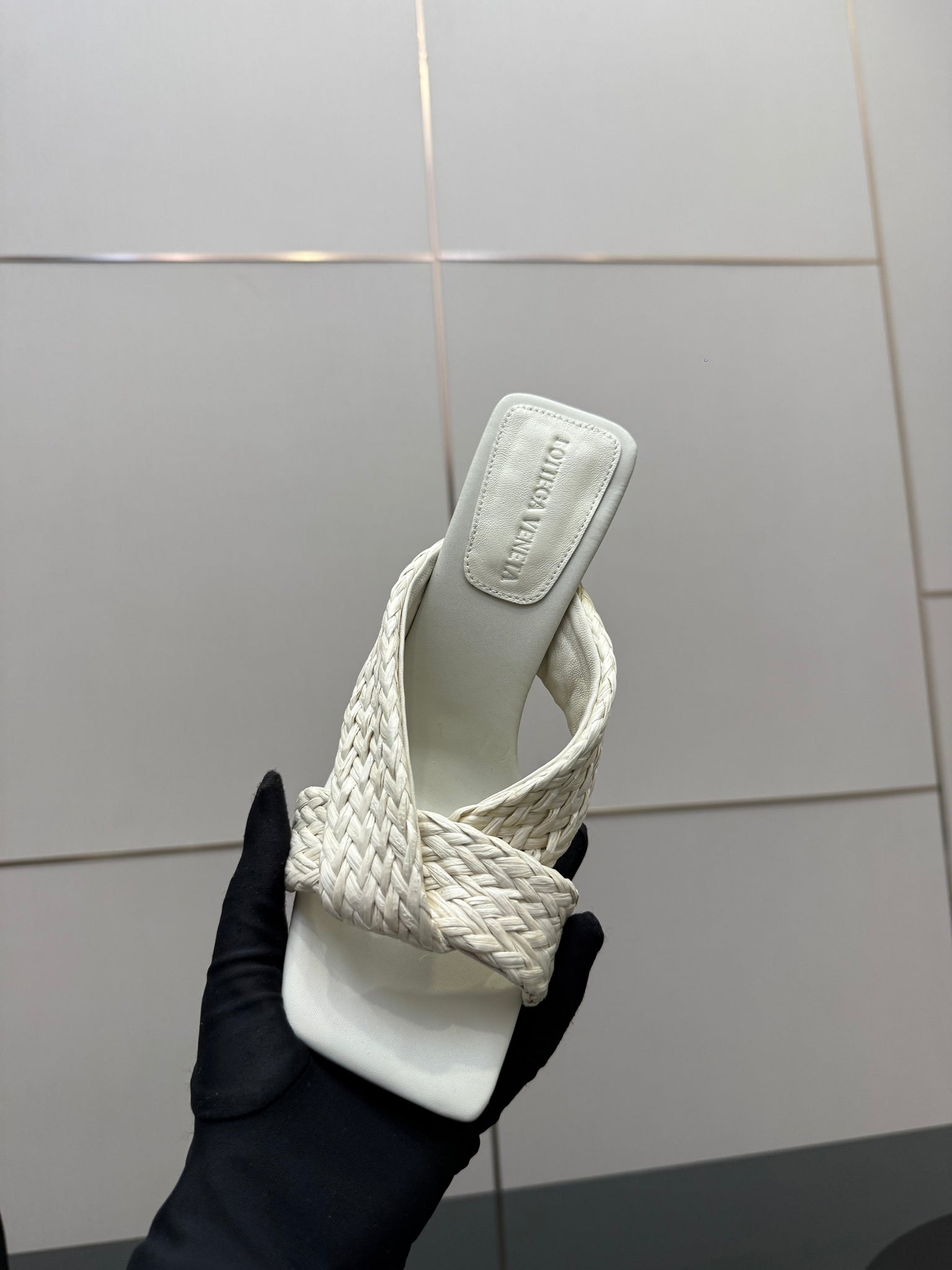BV 26s Heeled Sandals 9.5cm Cream White Calfskin Raffia