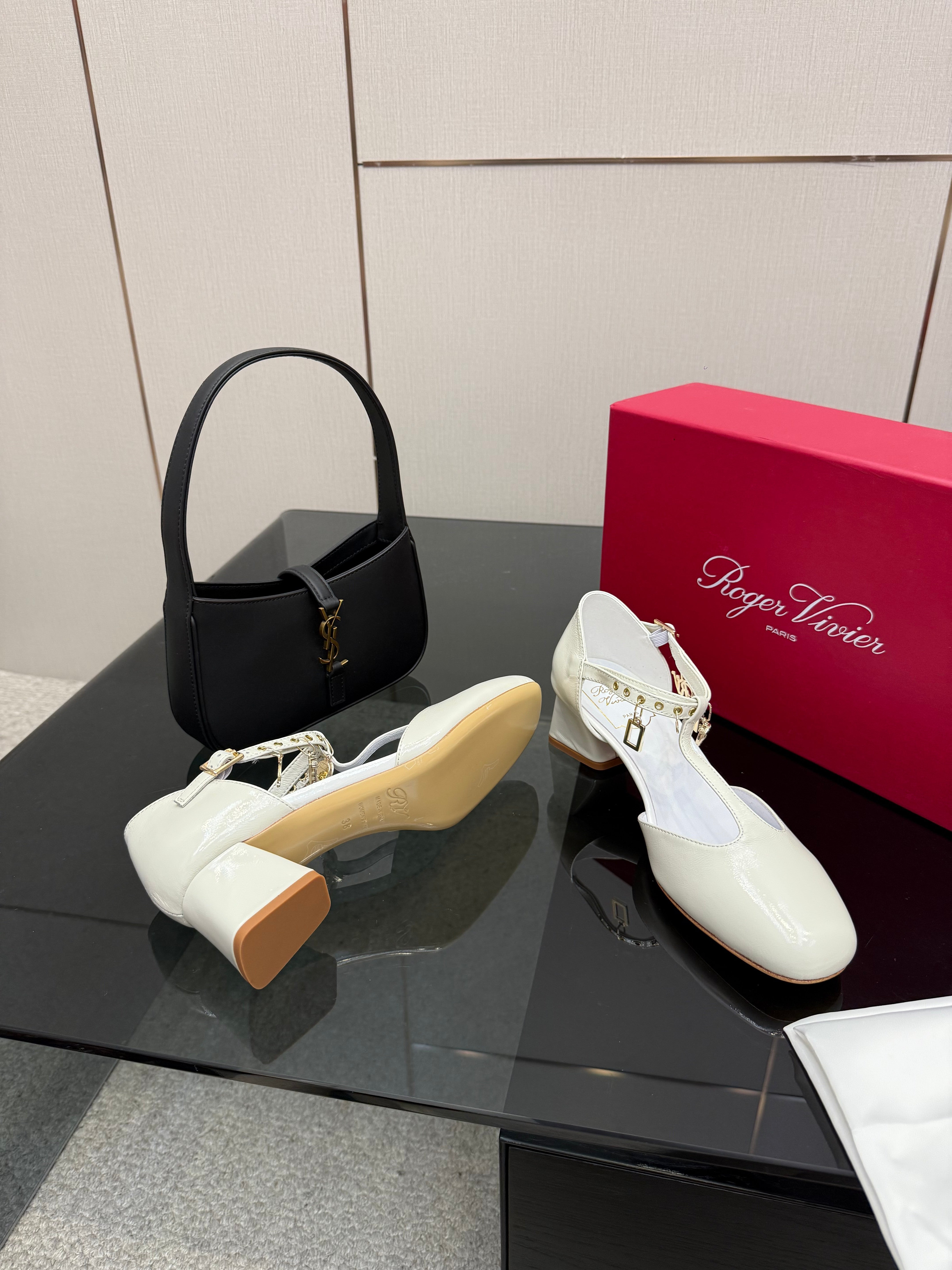 RV 26WF New T-Strap Rhinestone Strap Sandals 4.5 White Patent Leather 629894