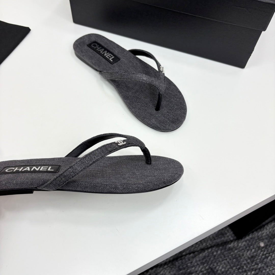 CC Crystal Logo Thong Sandal Grey Fabric And Sheepskin 352482