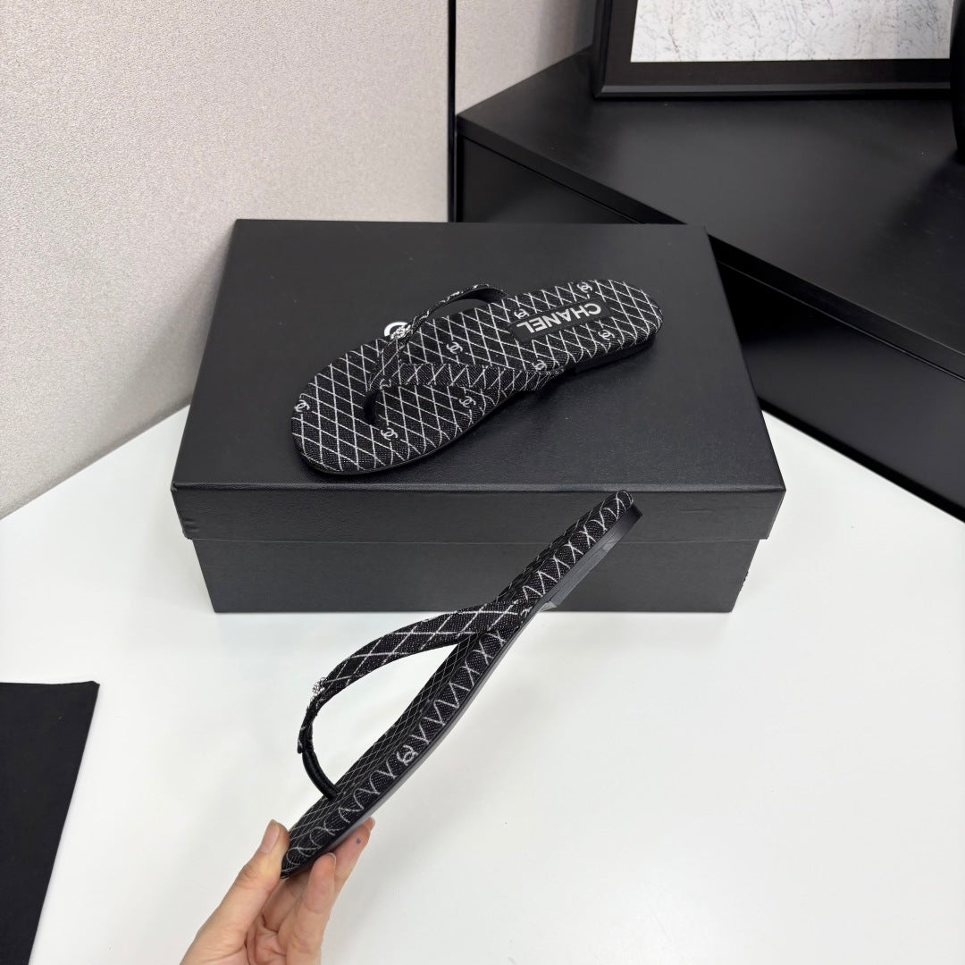 CC Crystal Logo Thong Sandal Black Fabric And Sheepskin 352485
