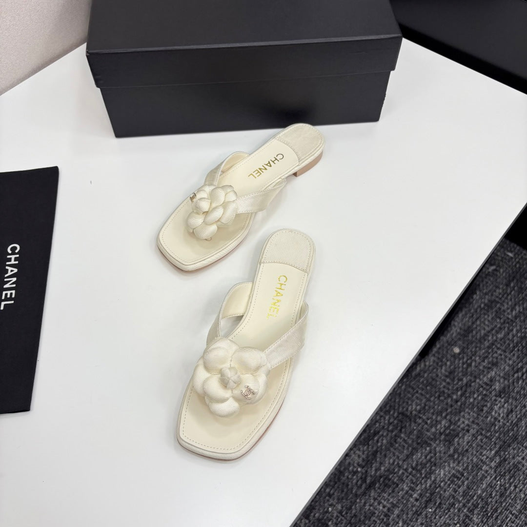 CC 25 Camellia Thong Sandals Ivory Sheepskin And Fabric 368836