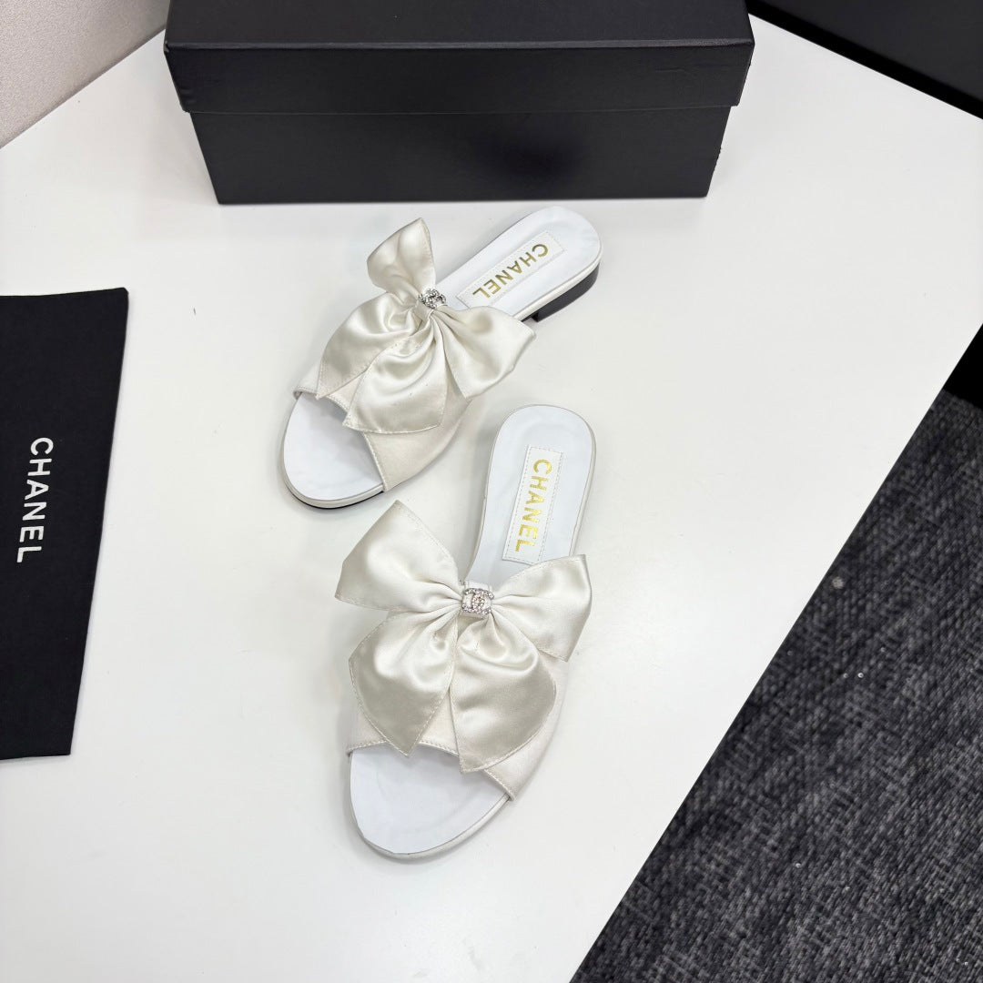CC 25 Big Bow Mule White Satin And Sheepskin 368865