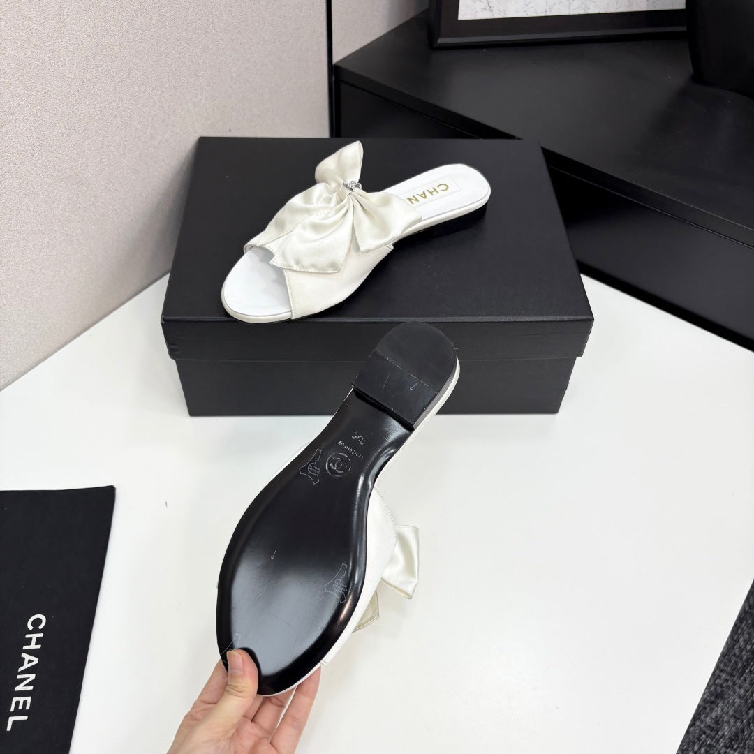 CC 25 Big Bow Mule White Satin And Sheepskin 368865