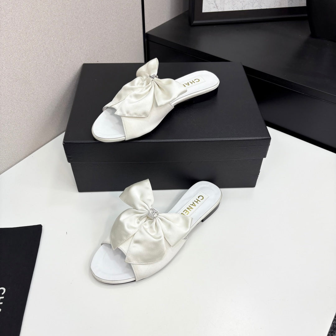 CC 25 Big Bow Mule White Satin And Sheepskin 368865