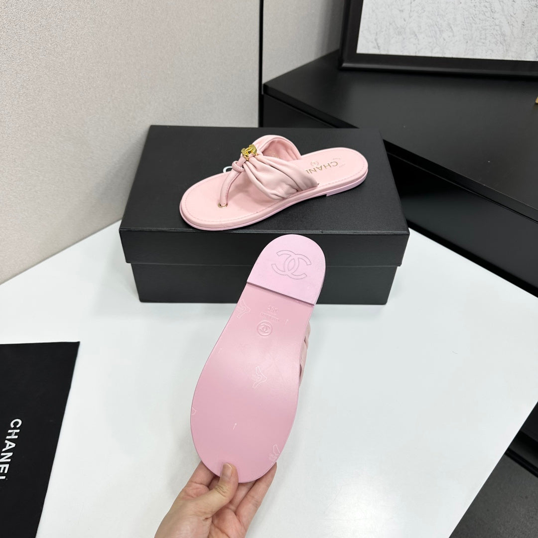 Chanel 26S Thong Sandals In Light Pink Lambskin