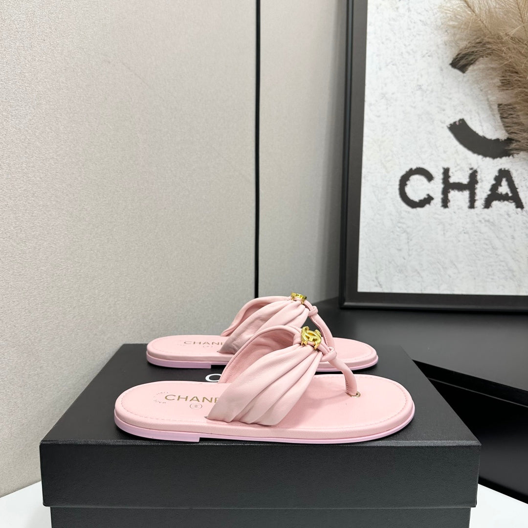 Chanel 26S Thong Sandals In Light Pink Lambskin