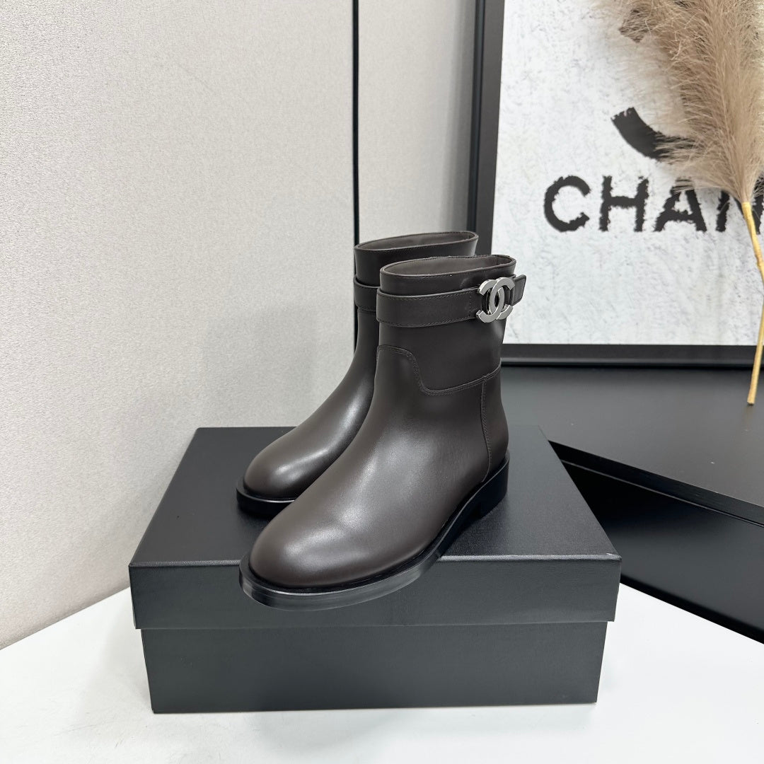 CC FW 2026 Ankle Flat Boot Dark Coffee Cowhide 925676