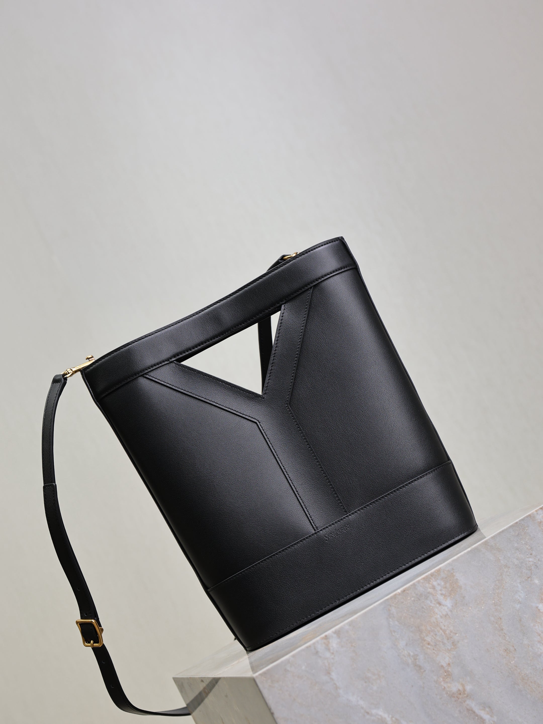 Prada Y Small Bucket 23cm Black Leather