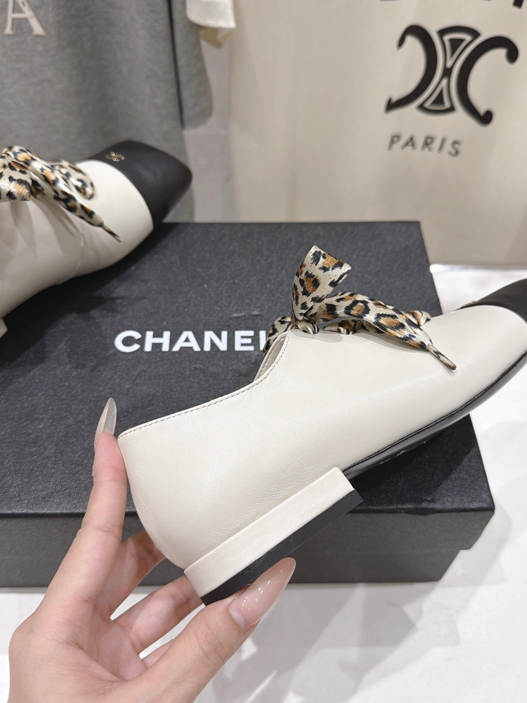 CC 26s Square-Toe Lace-Up Shoes with Leopard Print Scarf Black White Leather 946031