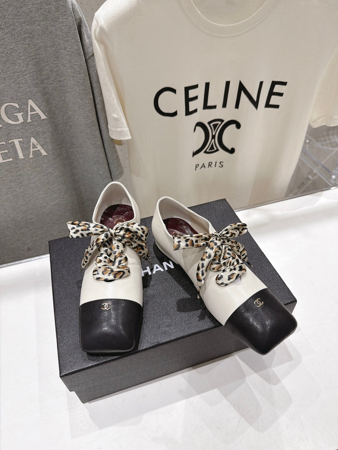 CC 26s Square-Toe Lace-Up Shoes with Leopard Print Scarf Black White Leather 946031