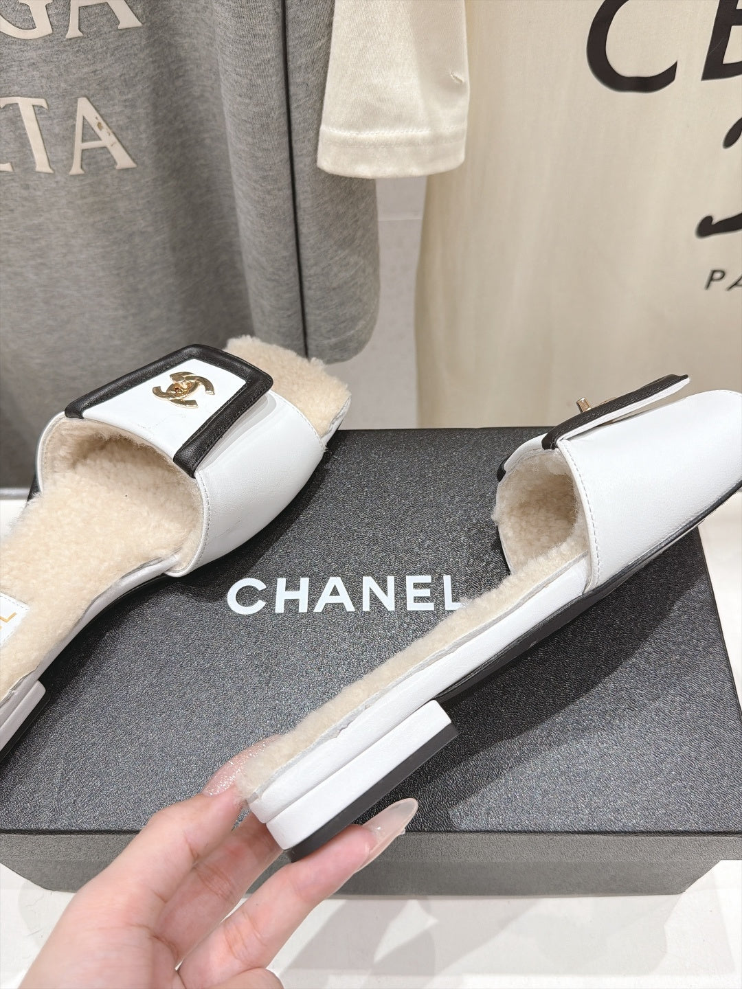 CC 26s Slides White/Black Shearling Calfskin 181411