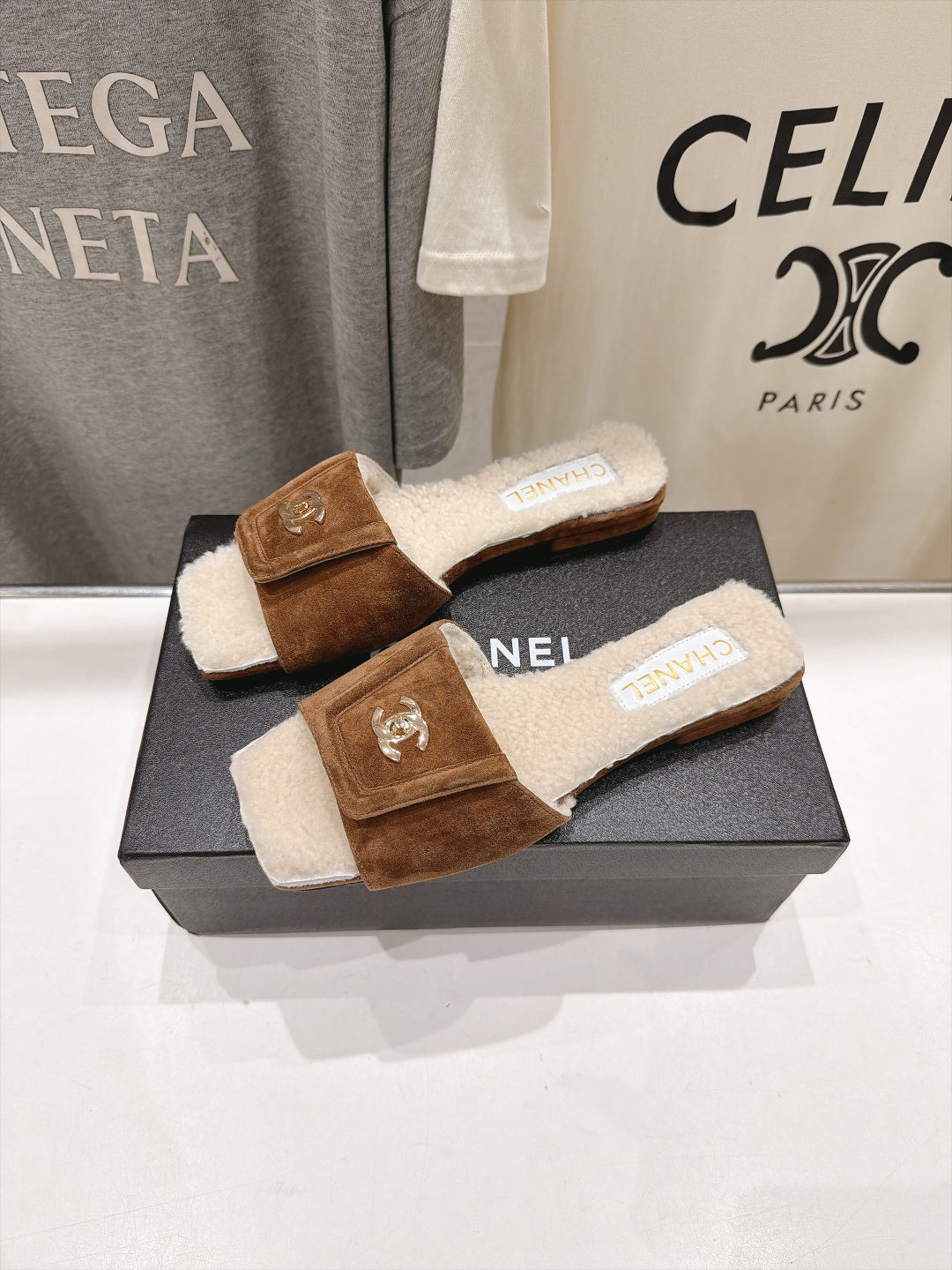 CC 26s Slides Camel/White Shearling Suede 181415
