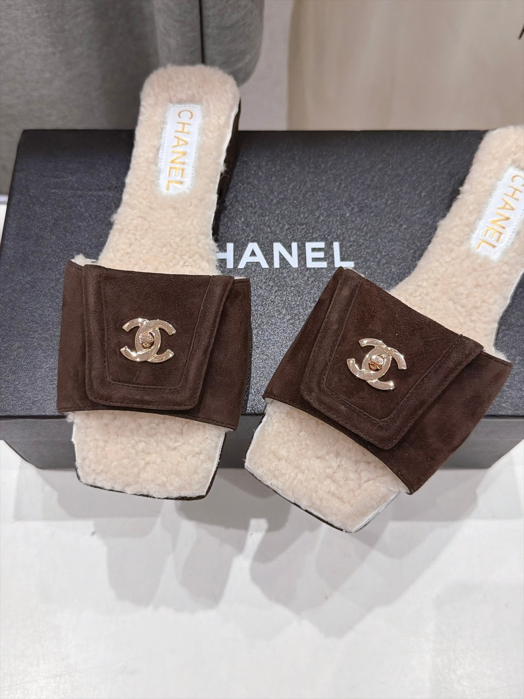 CC 26s Slides Dark Brown/White Shearling Suede 181416
