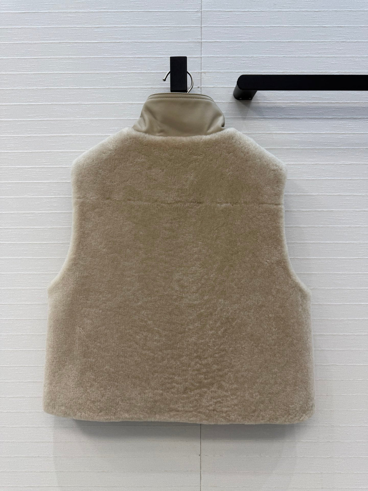 HM 26s Sleeveless Short Vest Beige Glaise Sheepskin 428595