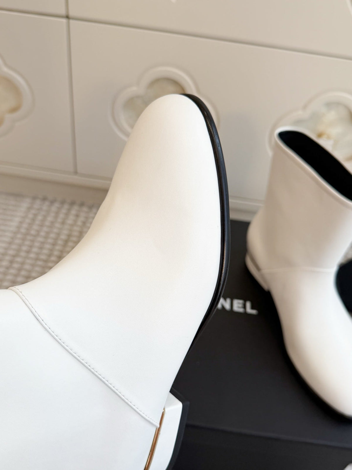 CC 26s Ankle Boots White Black Leather 122043