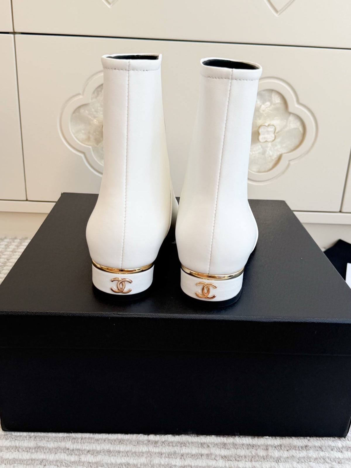 CC 26s Ankle Boots White Black Leather 122043