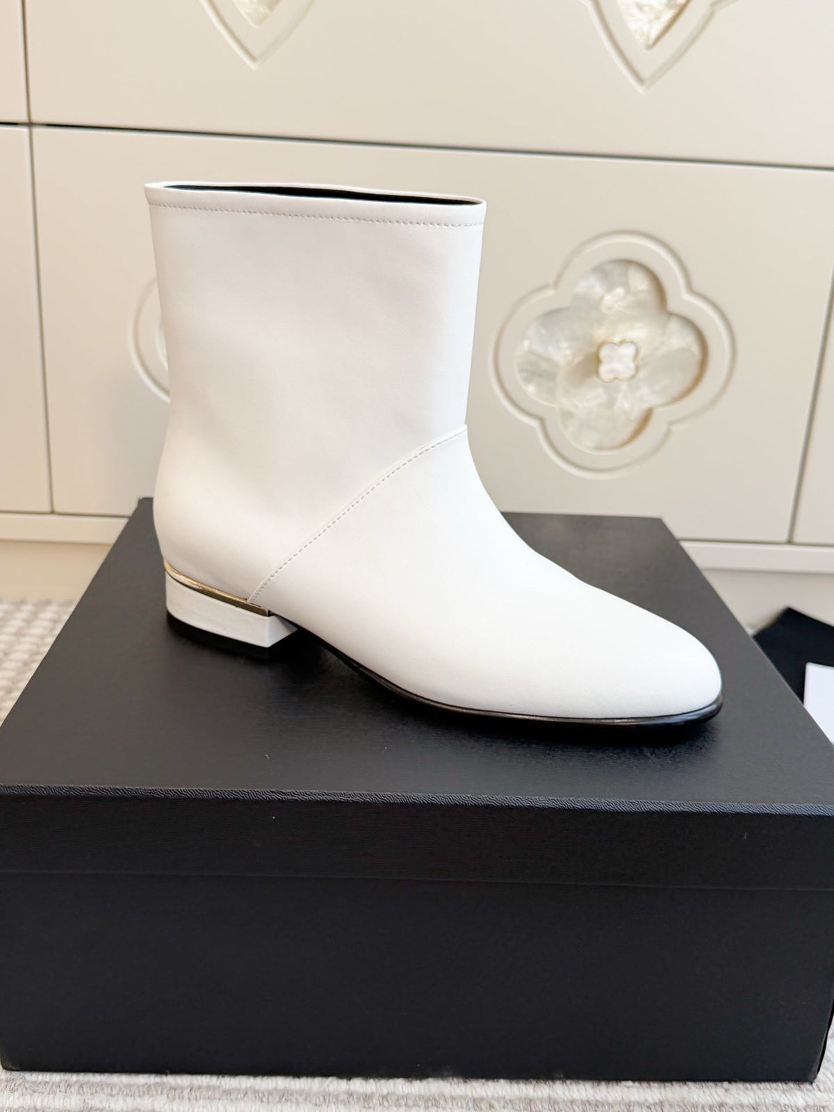 CC 26s Ankle Boots White Black Leather 122043
