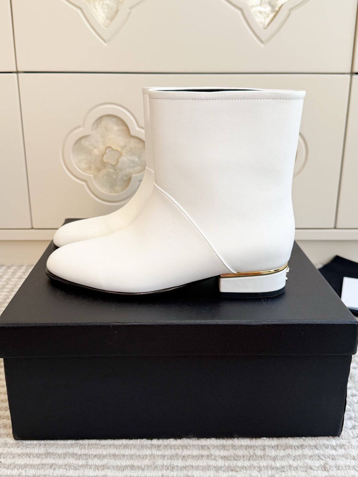 CC 26s Ankle Boots White Black Leather 122043
