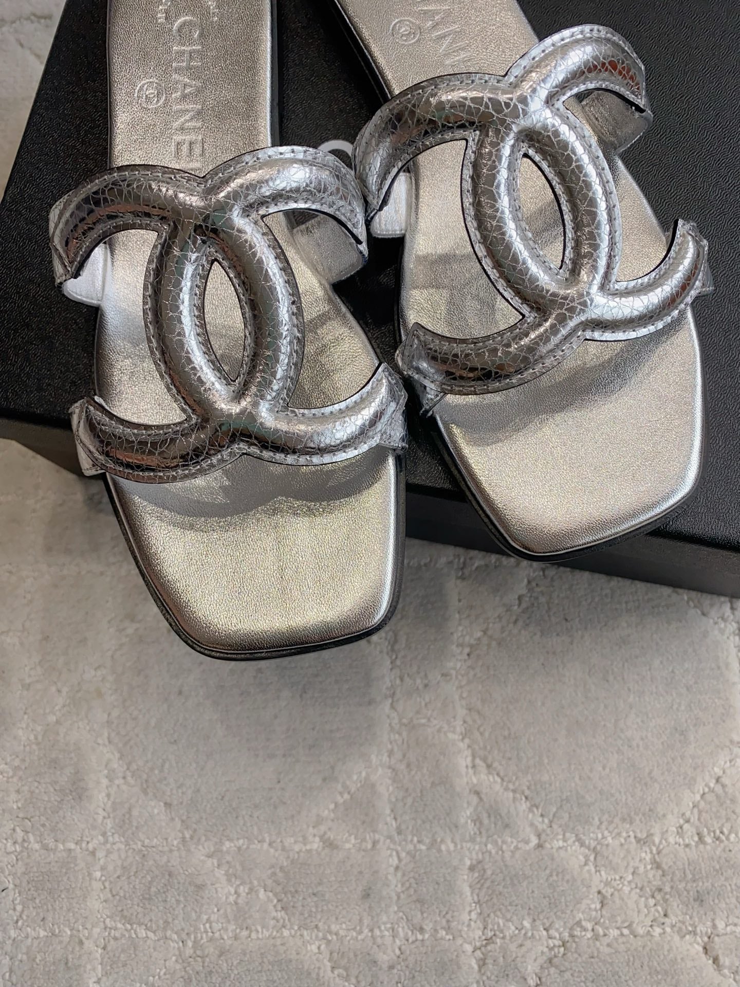 CC Logo Flat Sandals Sliver Lambskin 906323