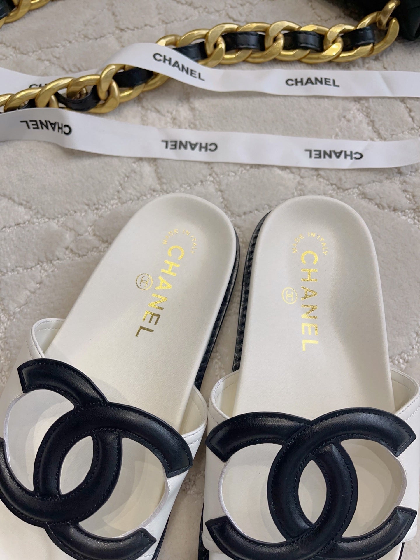 CC Logo Slide White Lambskin 723799