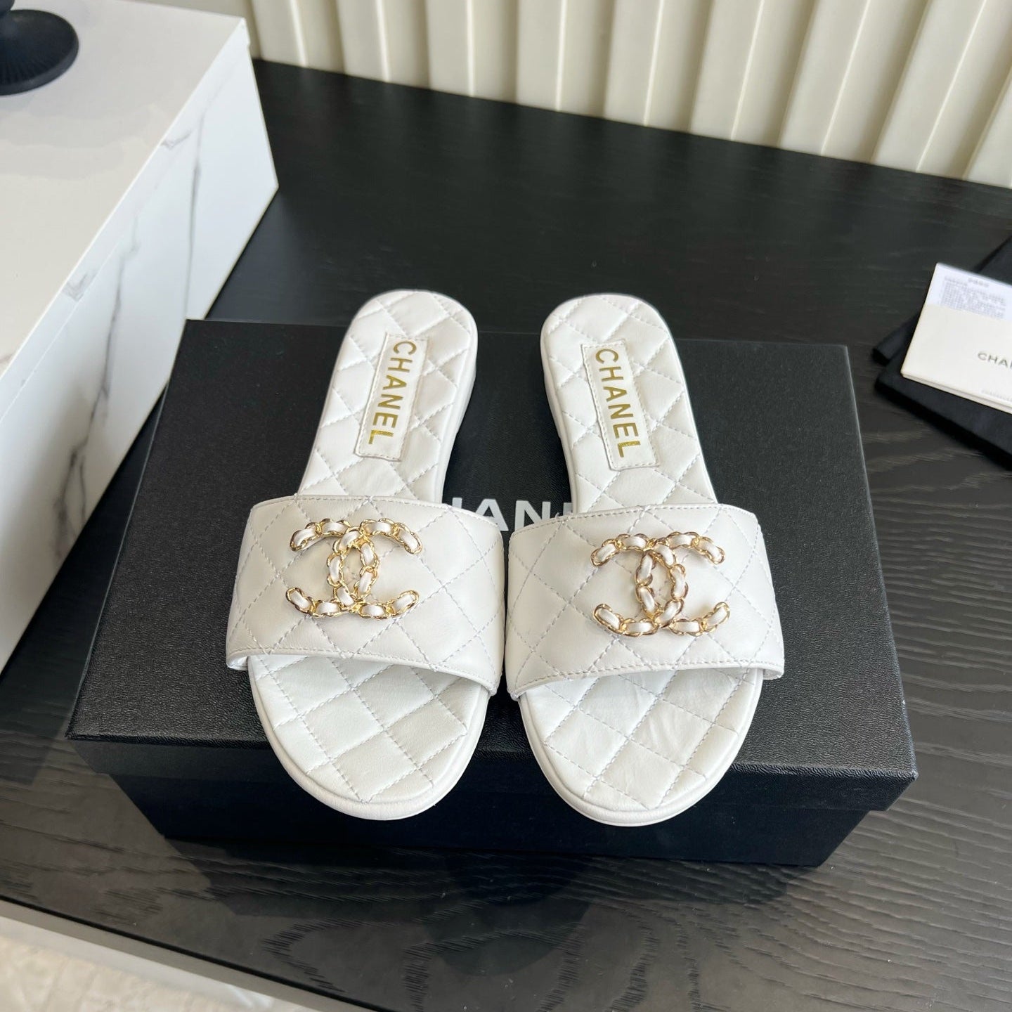 CC 26s Flat Sandals White Quited Leather 906220