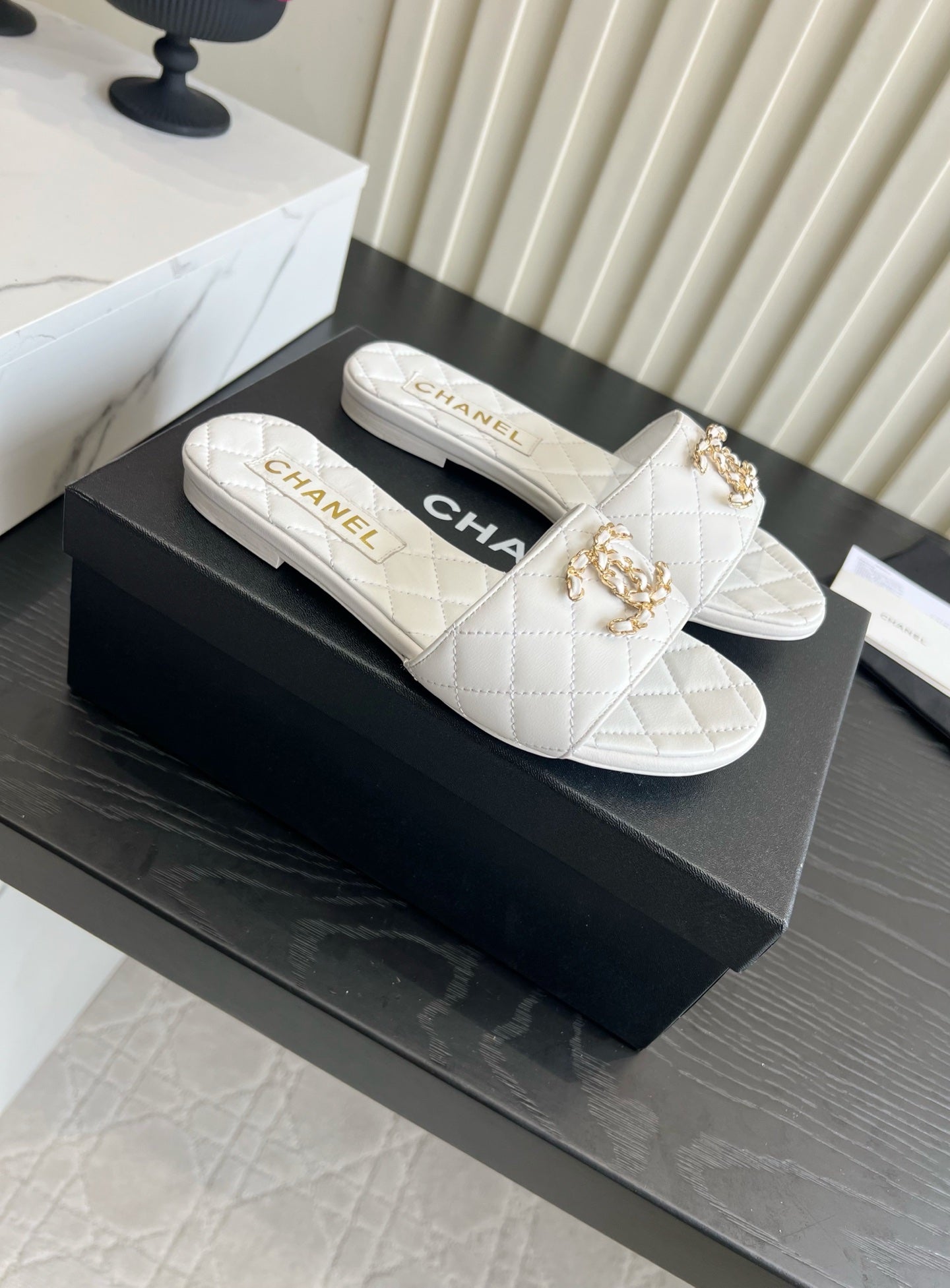 CC 26s Flat Sandals White Quited Leather 906220