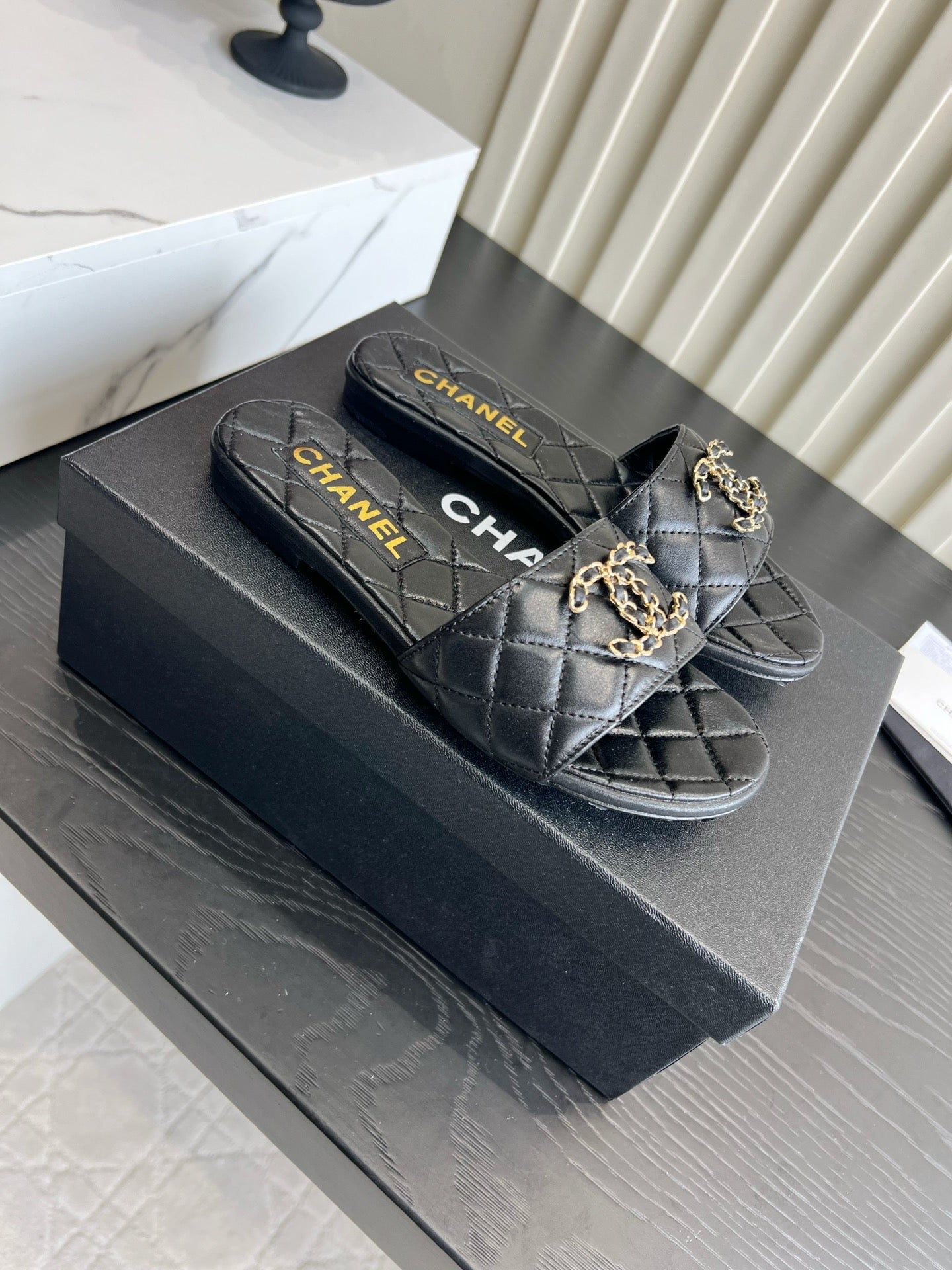 CC 26s Flat Sandals Black Quited Leather 906217
