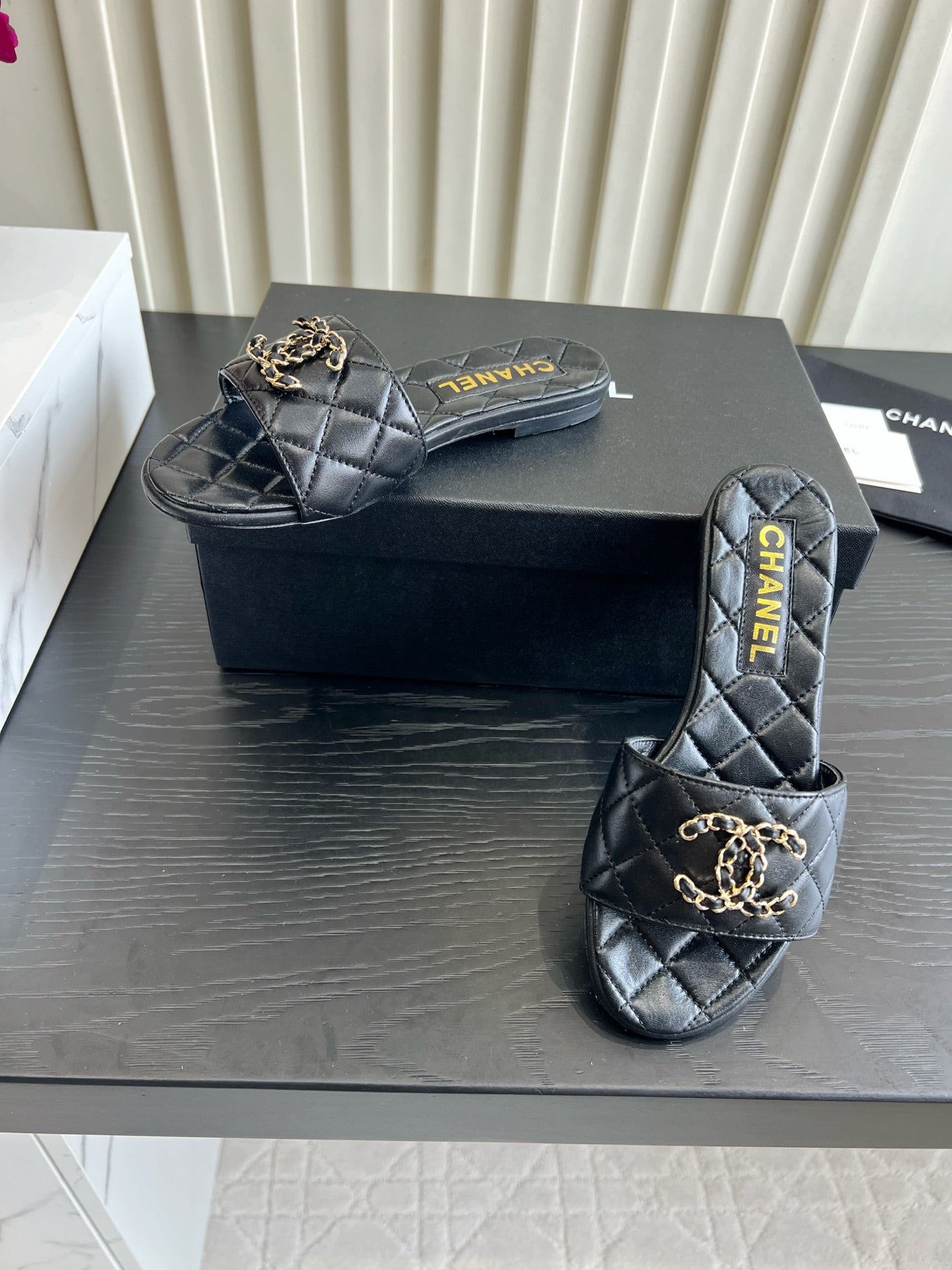 CC 26s Flat Sandals Black Quited Leather 906217