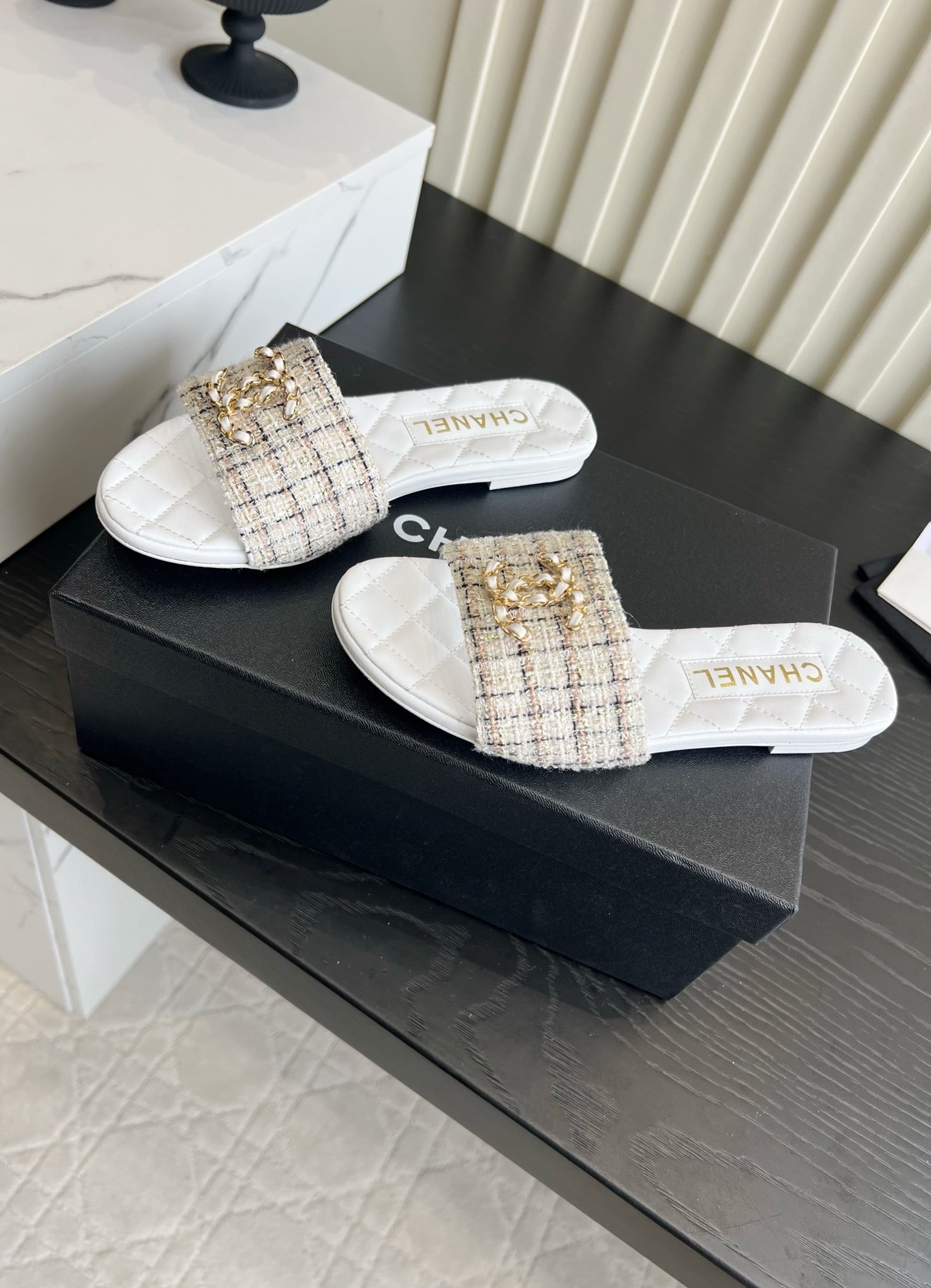 CC 26s Flat Sandals White Cream Quited Leather 906224