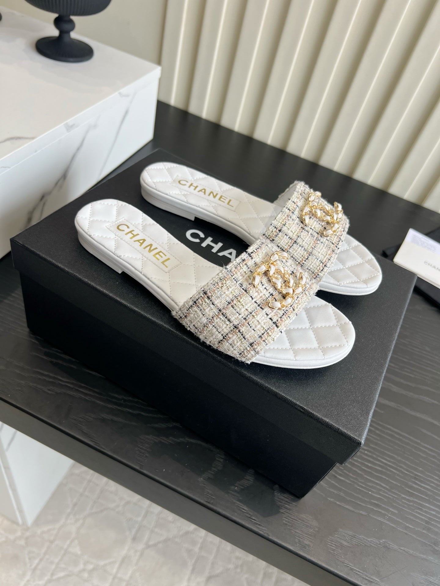 CC 26s Flat Sandals White Cream Quited Leather 906224