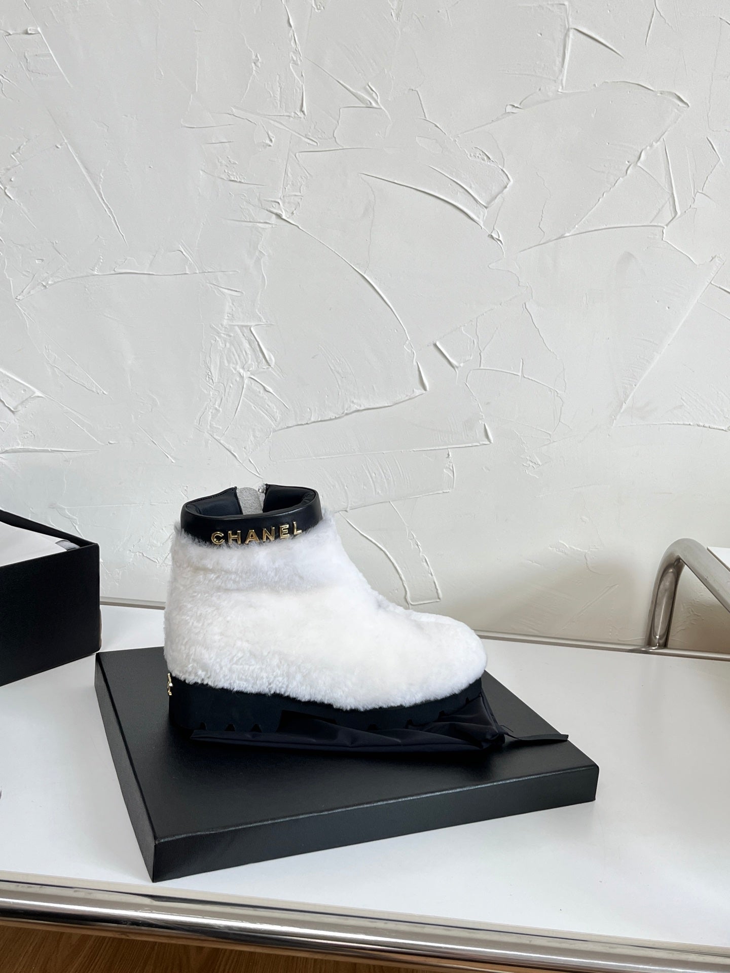 CC Interlocking CC Logo Boots White Shearling Black Leather 543112