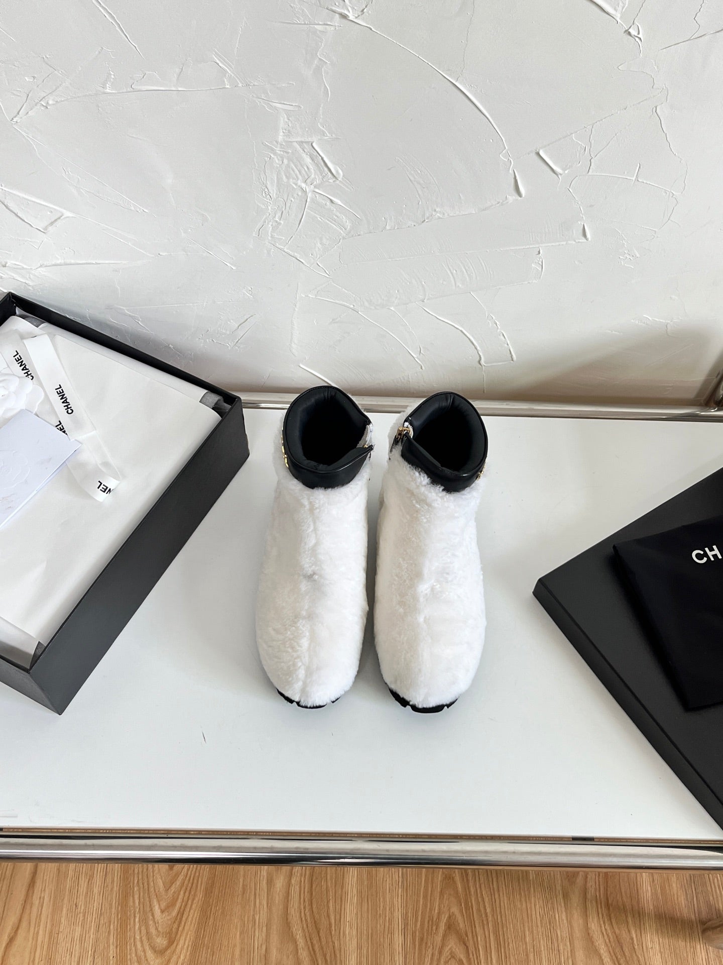 CC Interlocking CC Logo Boots White Shearling Black Leather 543112