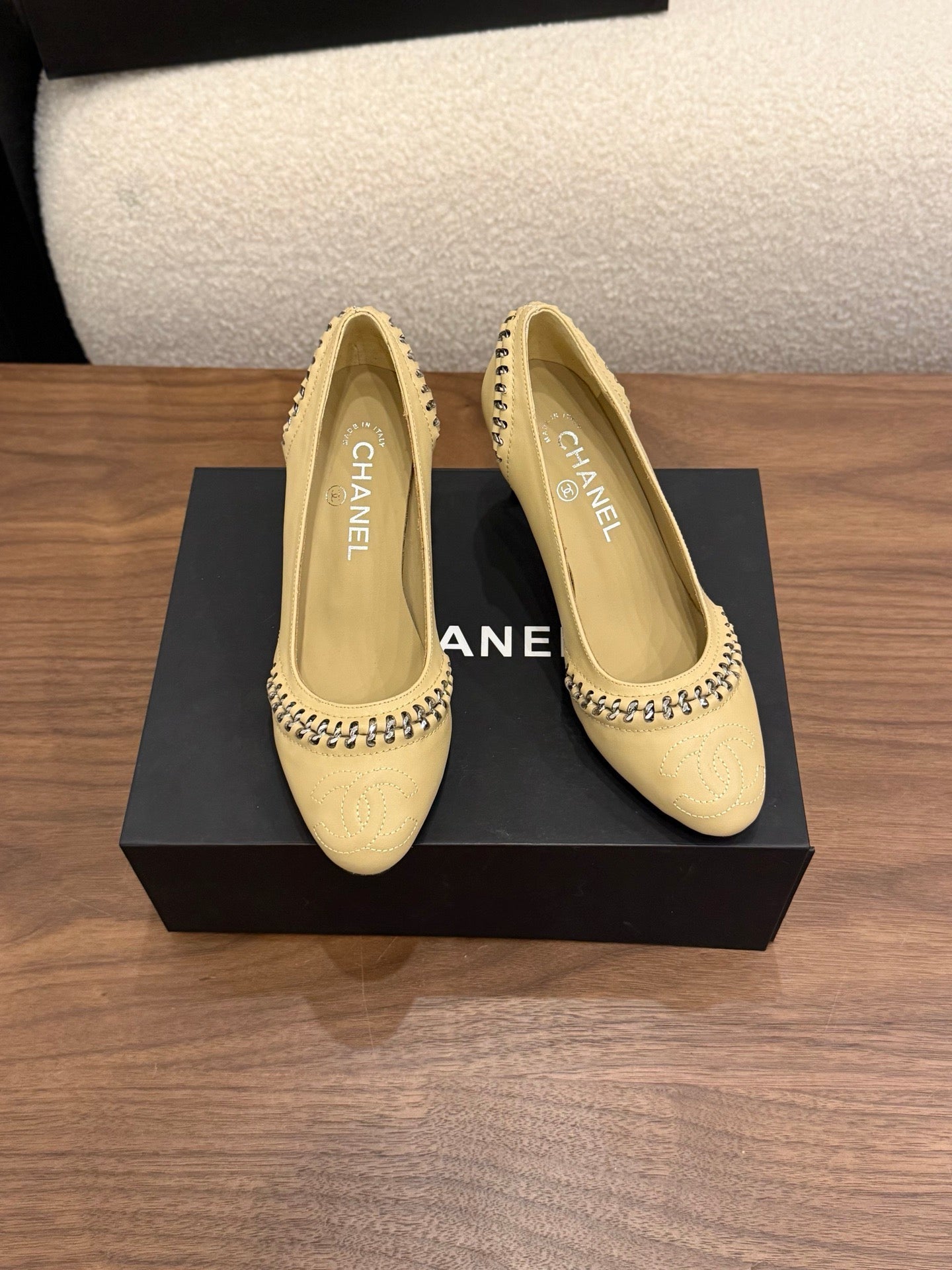 CC 2026 Pumps Braided Chain Beige Calfskin 676201