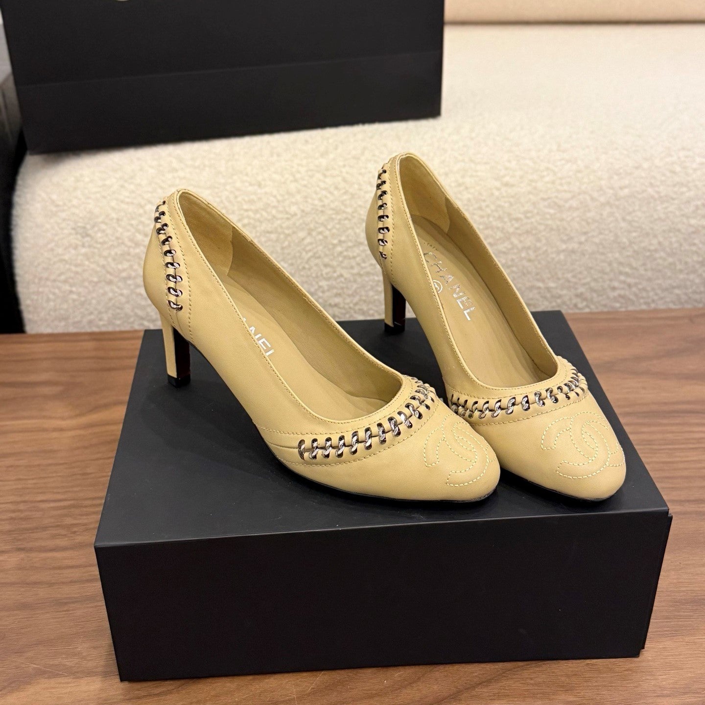 CC 2026 Pumps Braided Chain Beige Calfskin 676201