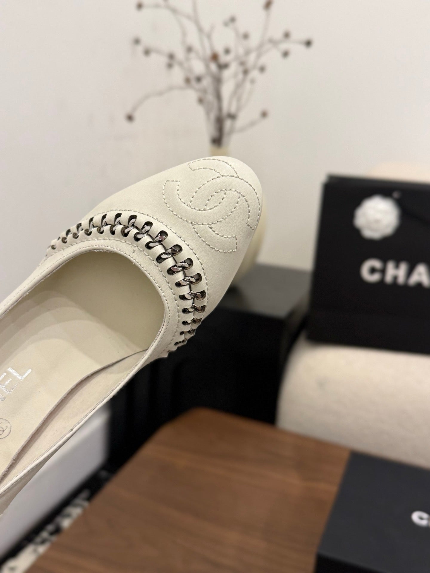 CC 2026 Pumps Braided Chain White Calfskin 676202