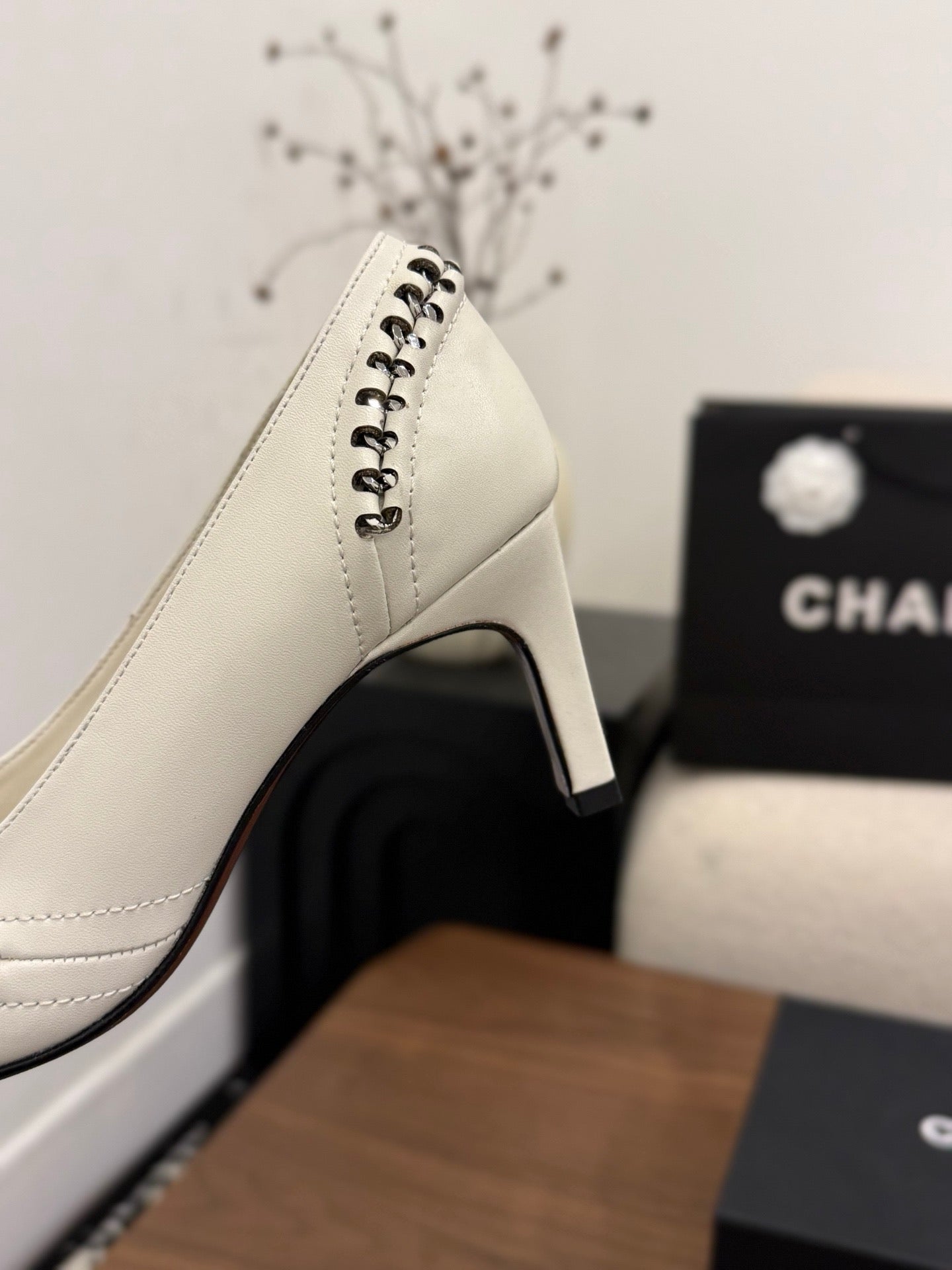 CC 2026 Pumps Braided Chain White Calfskin 676202