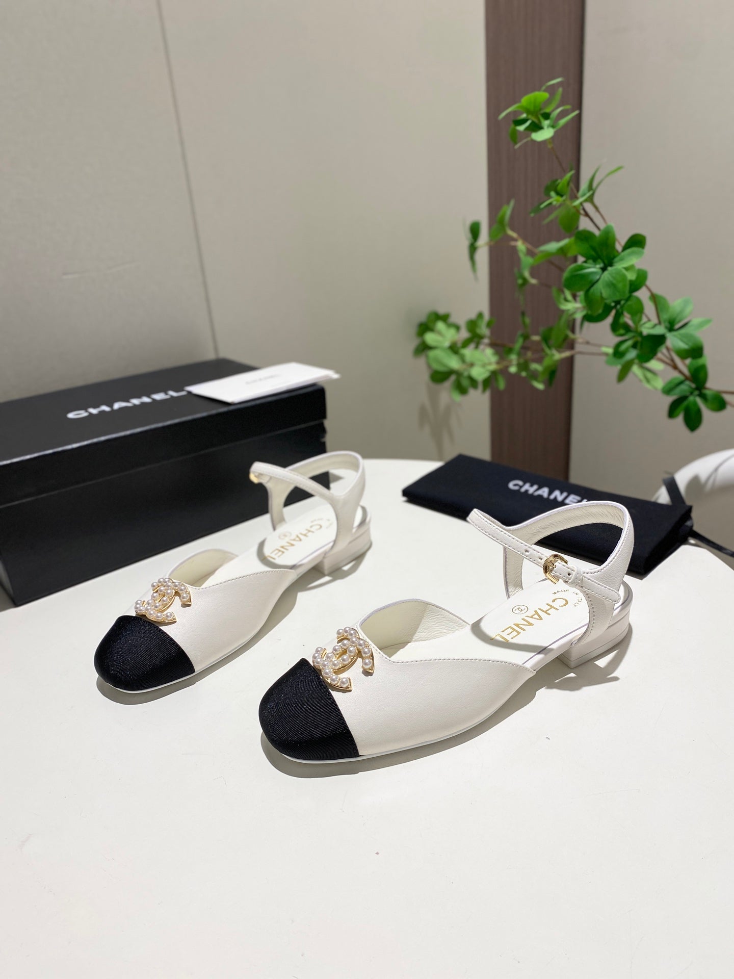 CC  25P Pearl  Buckle Mary Jane Sandals Black White Sheepskin Frabic 466989
