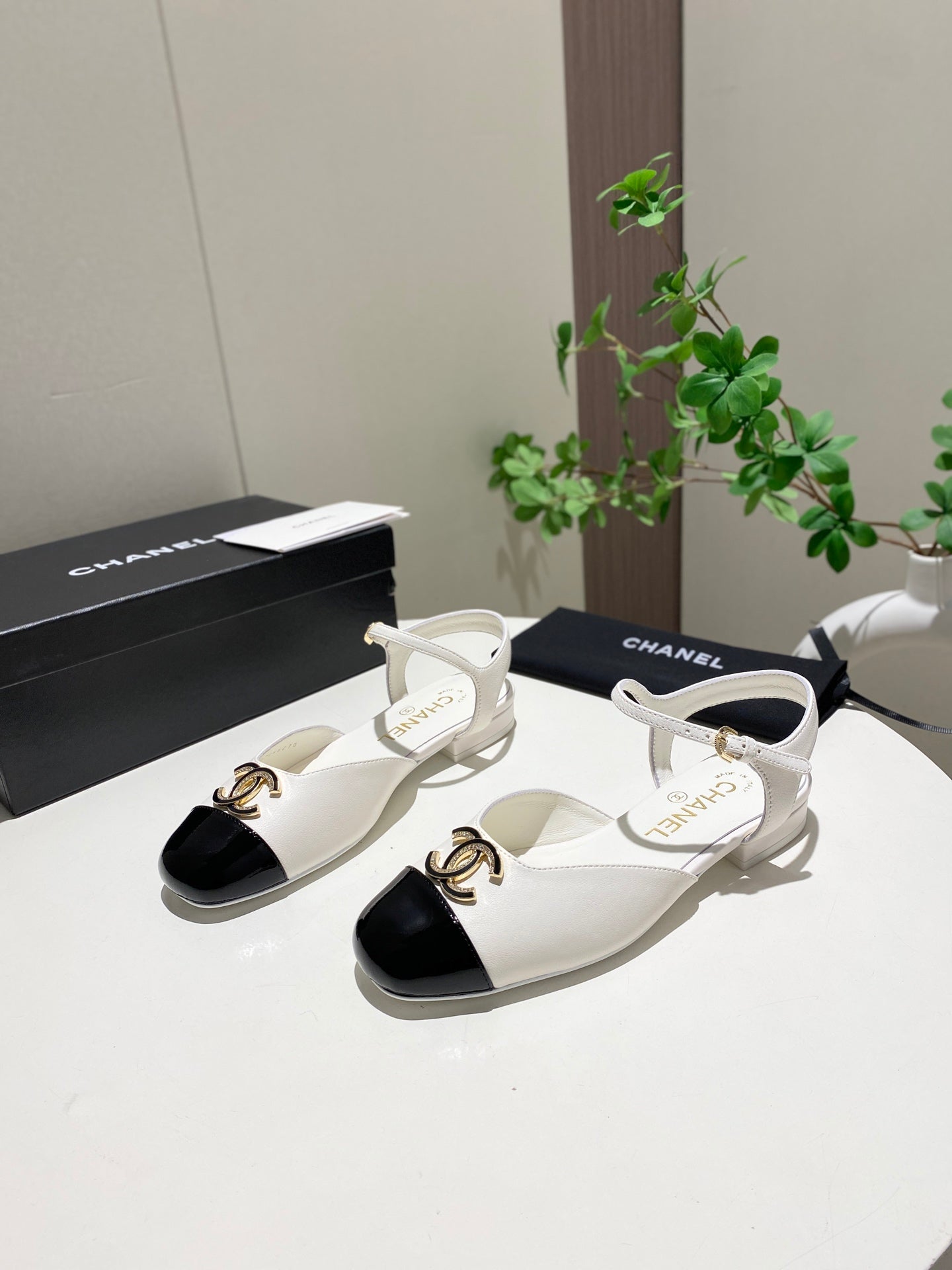 CC  25P Double-Buckle Mary Jane Sandals Black White Sheepskin 466992