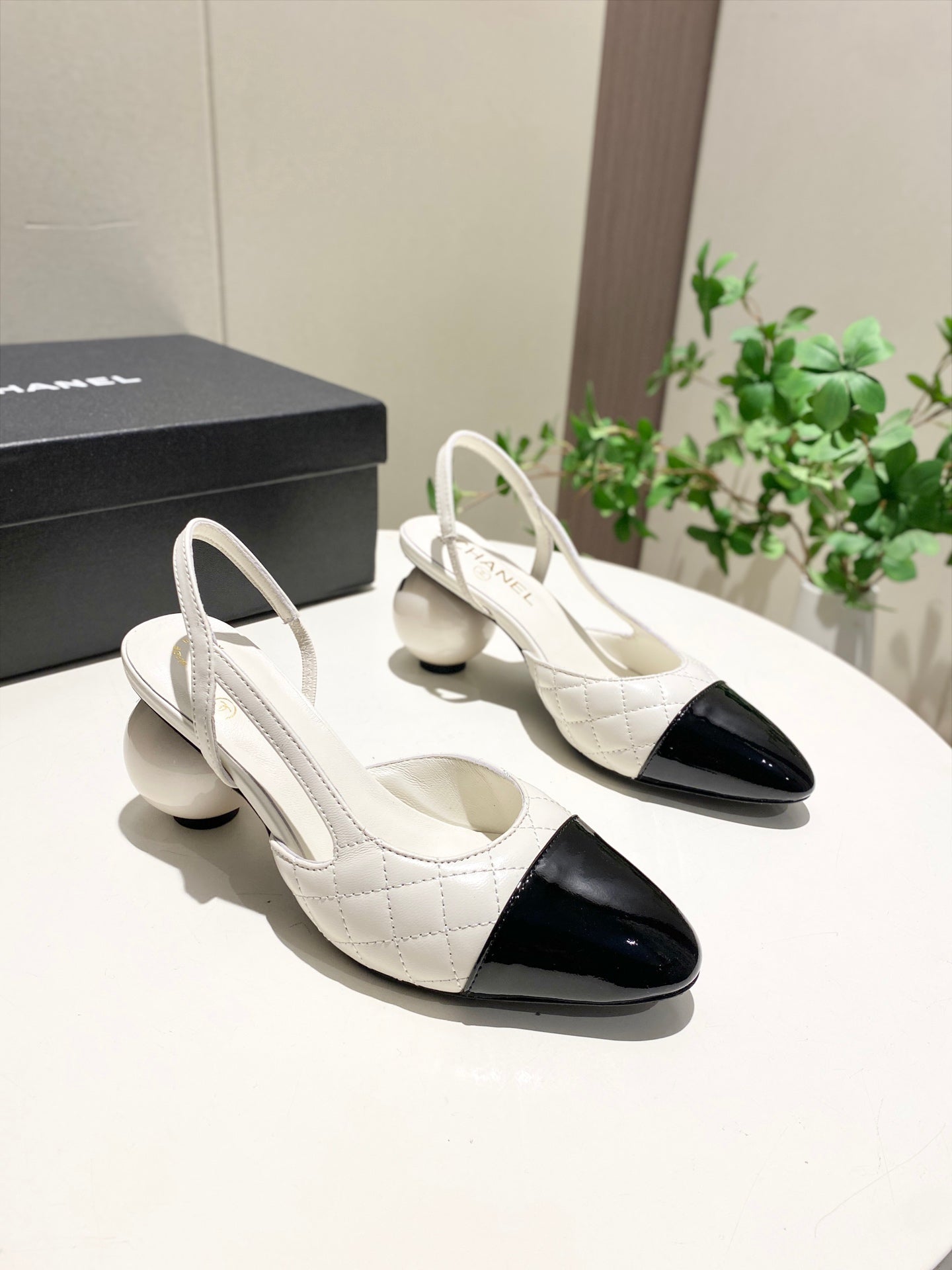 CC 26P Slingback Pearl-Shaped Heel 7cm White Black Quited Leather 767267