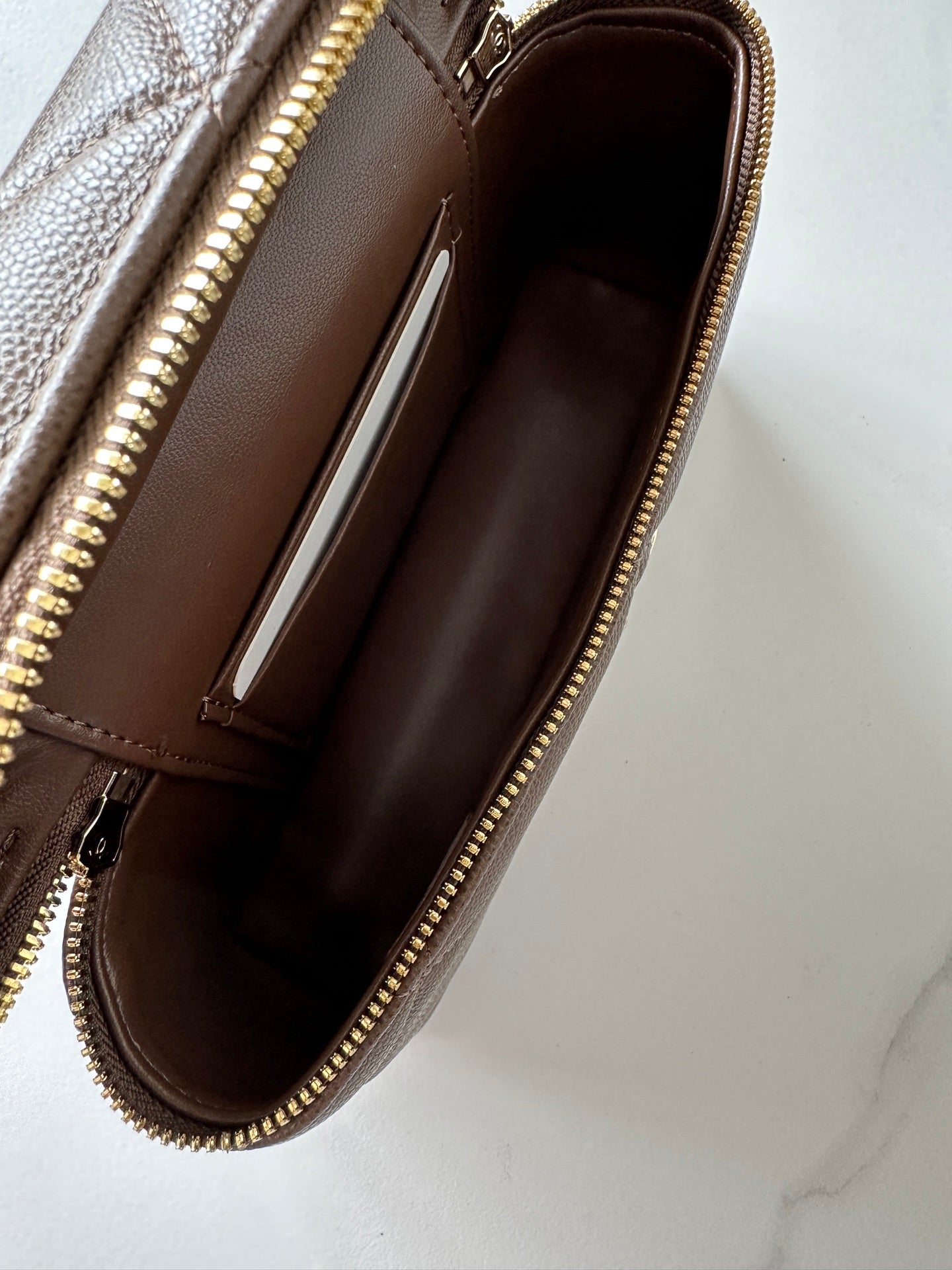 CC 25C Vanity Case Coffee Caviar Leather 289550