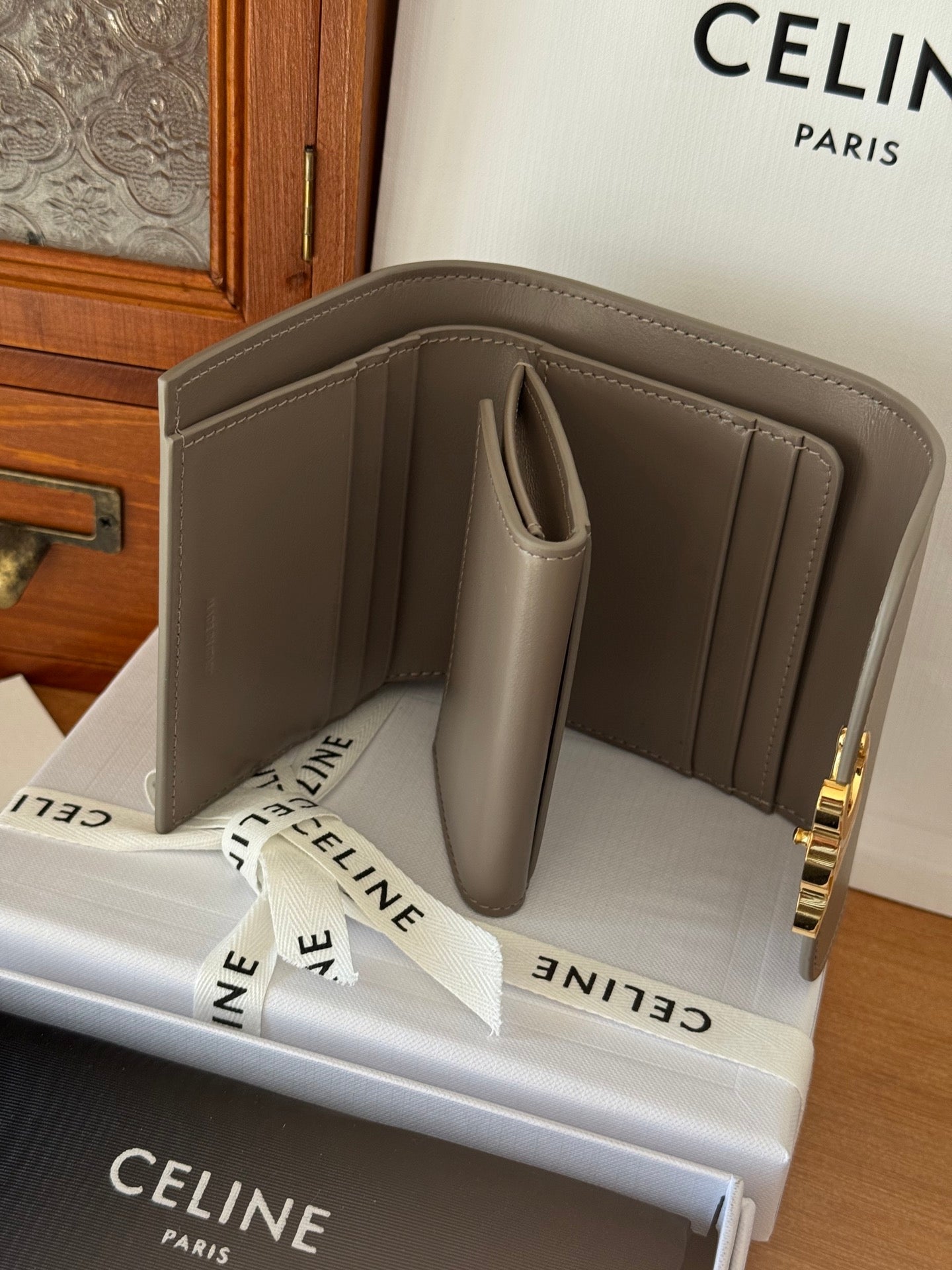 TRIOMPHE 10 CALFSKIN WALLET MODERN TAUPE