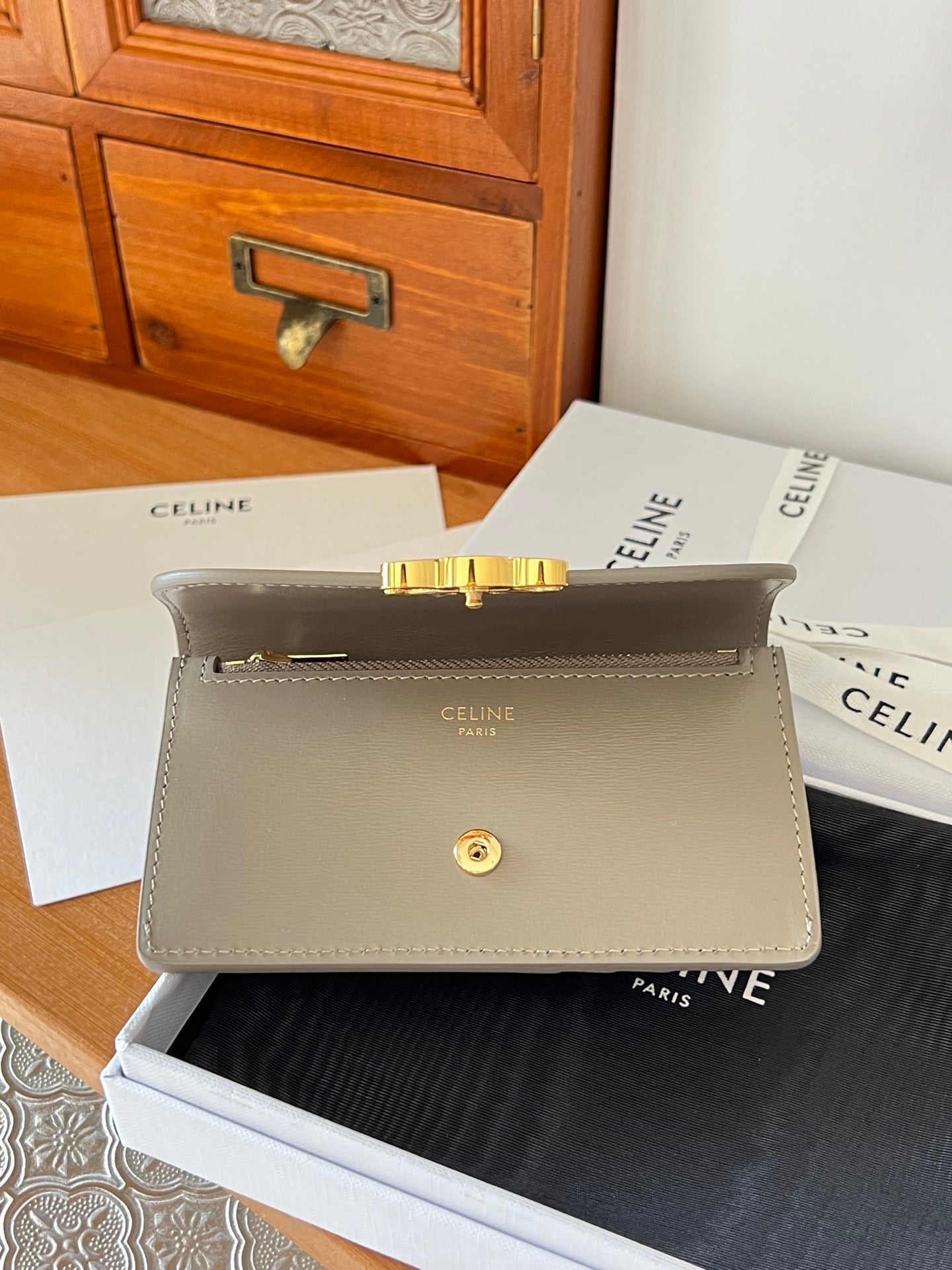 TRIOMPHE 10 Flap Wallet Card Holder 13cm Modern Taupe Shiny Cafskin