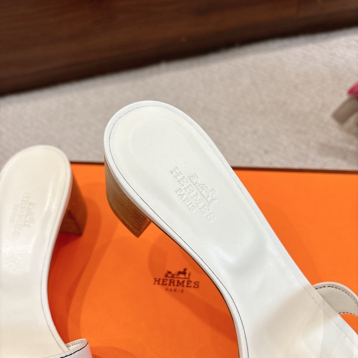 HM Oasis Sandals White Chisel Pattern Cowhide 544094